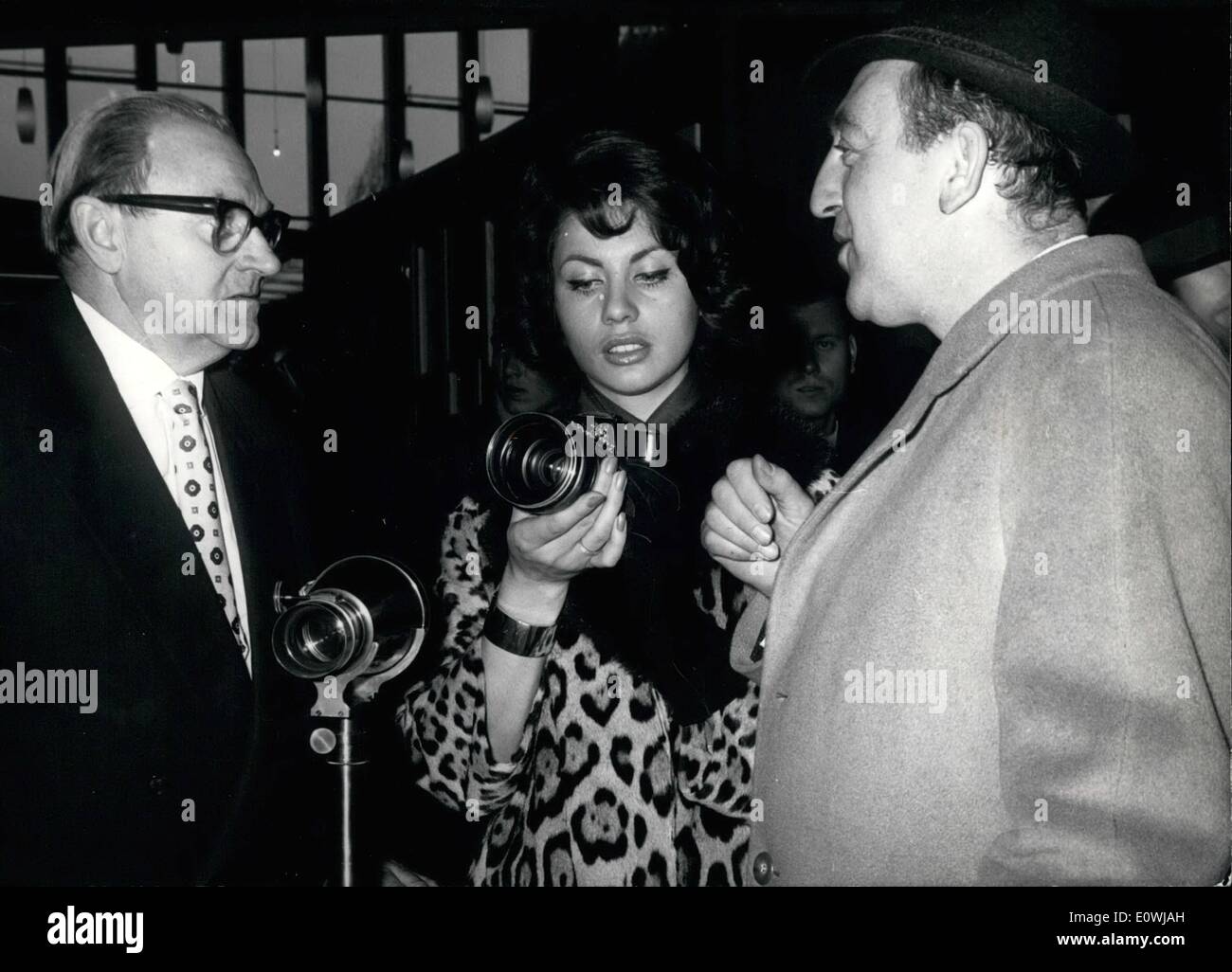 3. März 1963 - internationale Foto- und Cine-Ausstellung in Köln. Heute wurde der große internationale Foto- und Cine Ausstellung 1963 von der deutsche Präsident Dr. Heirich Lübke eröffnet. Viele Aussteller aus der ganzen Welt sind jetzt in Köln. Unser Foto zeigt den berühmten deutschen traf Sängerin Margot Eskena (Mitte) mit ihrem Ehemann und Manager Heinz Munchow (rechts) in der Foto-Cine Ausstellung kurz nach der Eröffnung. Der Fotograf und Regisseur von Voigtländer-Museum mit Namen Beerbom zeigt die erfolgreichen Sängerin Margot Eskena und ihr Ehemann eine neue Ultramatic-Kamera und und alte Kamera des Jahres 1841. Stockfoto