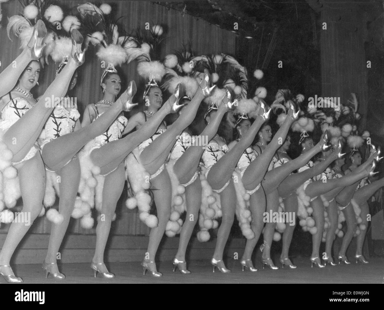 4. Juni 1963 - Paris, Frankreich - weltberühmte Moulin Rouge Kabarett, von Toulouse-Lautrec verewigt ist in Montmartre, der einzige Ort in Paris gelegen finden Sie das wahre können can. Das Moulin Rouge ist ein Touristenziel bietet musikalische und tänzerische Unterhaltung für Erwachsene Besucher aus der ganzen Welt. Im Bild: Moulin Rouge 'Doris Girls'. Stockfoto