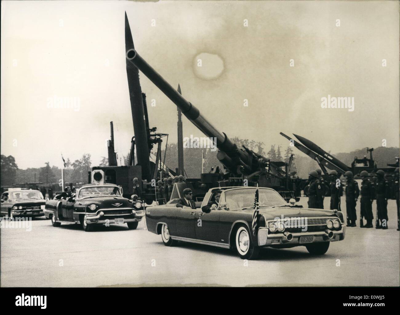 6. Juni 1963 - US-Präsident John F. Kennedy zeigt Besuch der Stadt Hanau, der modernen Waffen anzeigen. Er war Stockfoto