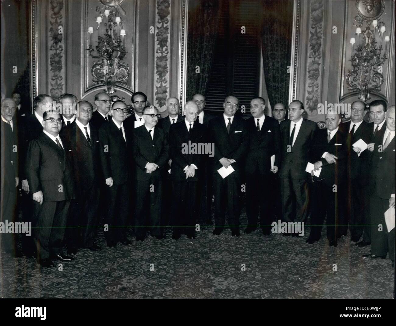 6. Juni 1963 - erhalten Rom, 22. Juni 1963 - am Nachmittag italienischen Präsidenten Antonio Segni alle Komponenten der neuen italienischen Regierung, die den Eid der Treue zu ihm und den Staat auf. Leone ist der neue italienische Ministerpräsident. Stockfoto