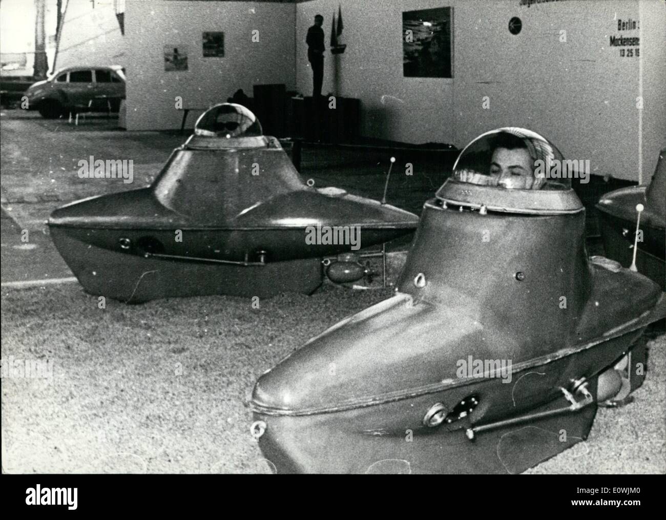 3. März 1963 - International boat Show und Watersporting Ausstellung: auf der internationalen Bootsmesse und Watersporting Ausstellung vom 15. bis 24. März in der Berliner Ausstellung auf Funktum war eine sportliche Taucher-Boot '' Dolphin E 24'' erstmals vorgestellt. Diese kleinen Taucher-Boot baut in demselben Princip wie die Submergs in der Marine. Jeder kann ein über- und Unterwasser fahren in ich bis zu acht Stunden dauern. Der Preis beträgt 5oo.-Mark Stockfoto