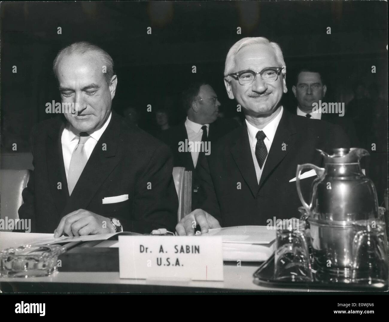 14. März 1963 - Nobelpreisträger VIP- TC Crowd Rome für F.A.C. Hunger . Elabons Preisträger und 22 weitere Persönlichkeiten versammeln sich heute Morgen  Rom, um die Weltvorstellung auf die Probleme von Hunger und Unterernährung zu konzentrieren. Das Treffen heute, genannt die Sonderversammlung über das Recht des Menschen auf Freiheit von Hunger und Unterernährung  Dr. B.R. Sen, Generaldirektor der F.A.O. Die Versammlung plant, ein Manifest zu erstellen und zu unterzeichnen, das weltweite Bemühungen fordert, Manking genug zu essen zu geben. OPS = Felix Schnyder ( UNHCR ) und Dr. Albert Sabin Stockfoto