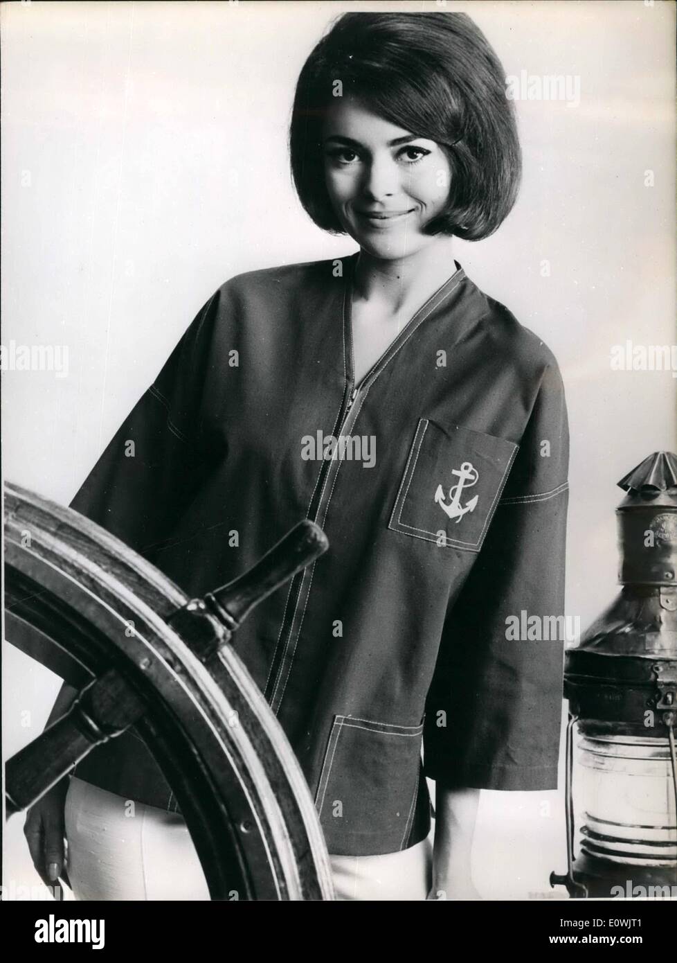 6. Juni 1963 - ist '' La Dunette'' von blauem Leinen mit weißen Stickereien, quadratische Taschen, v-Ausschnitt, großen Hülsen, die Sache, auf das Meer und auf der Meerseite in diesem Sommer tragen. Stockfoto