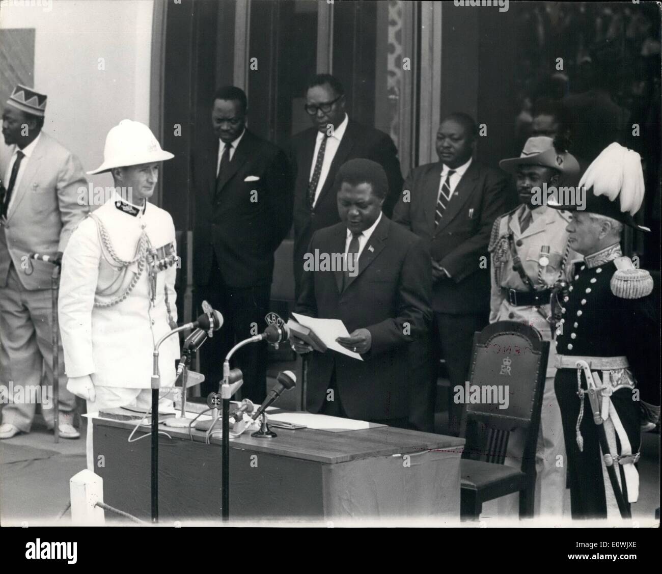 6. Juni 1963 - wurde als Kenias erster Ministerpräsident in Nairobi Kenyatta wird Premier - Mr Jomo Kenyatta vereidigt. Fotoshows. Mr Tom Mboya, spricht der Minister für Justiz und konstitutionelle Fragen bei der Vereidigung. KT Keystone 2103 Stockfoto