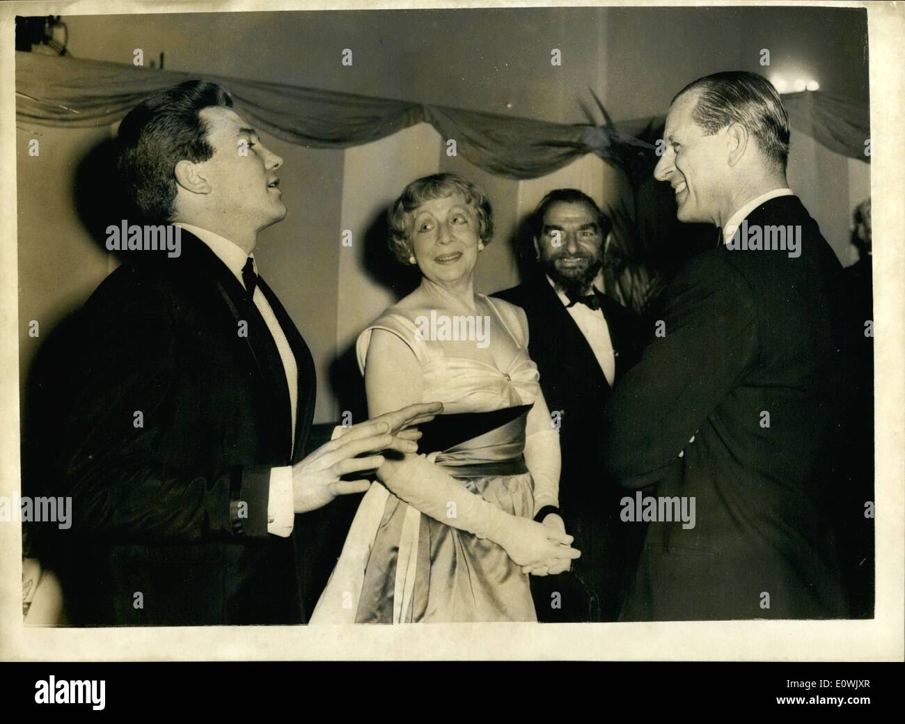 6. Juni 1963 - Prinz Philip Attends '' Tom Jones'' Premiere: H.R.H Prinz Philip heute Abend besuchte die Weltpremiere des Films "Tom Jones" an der London Pavilion. Die Aufführung war zugunsten der Duke of Edinburgh Award Schema und die Jugendclubs für Jungen und Mädchen in Israel. Foto zeigt, dass Prinz Philip plaudert mit den Stars des Films (links nach rechts) Albert Finney, Dame Edith Evans und Hugh Griffiths während des Empfangs vor dem Film. Stockfoto