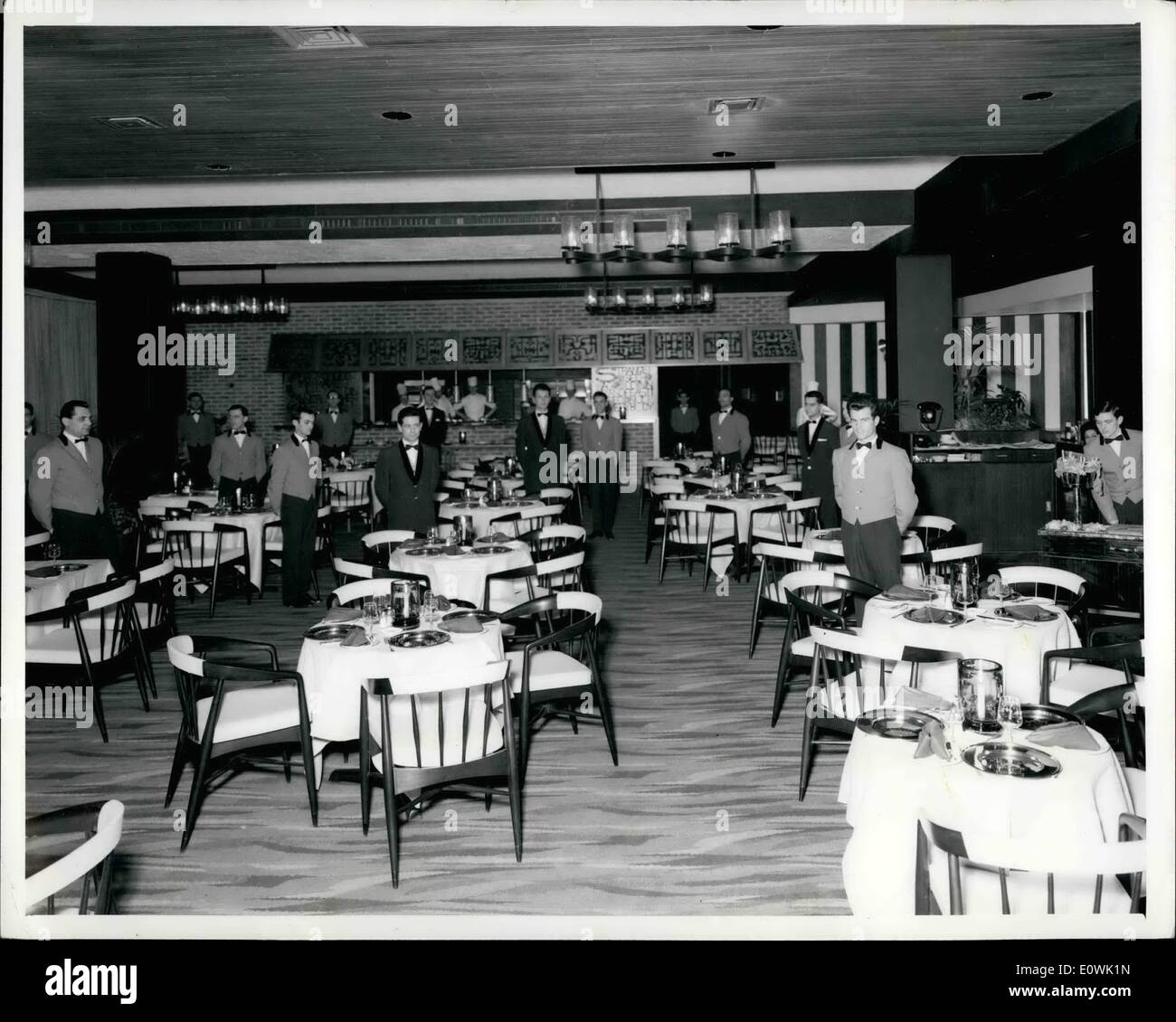 4. April 1963 - beherbergt befindet sich im Erdgeschoss des London Hilton, das London Tavern Restaurant 100. Die Einrichtung verbindet dunkel gebeizt Holz, London Ziegel, Gips, Kupfer, Schmiedeeisen und Stahl in Wand und Decke Behandlungen mit bunten Teppichen und Möbeln. Ein gemusterter hellen grüner Teppich schlägt das Grün der englischen Landschaft. Dekorative Kronleuchter sind schwarze Schmiedearbeiten und Glas hergestellt und gemusterten Kupfer Haube deckt den Grill im Hintergrund. Stockfoto