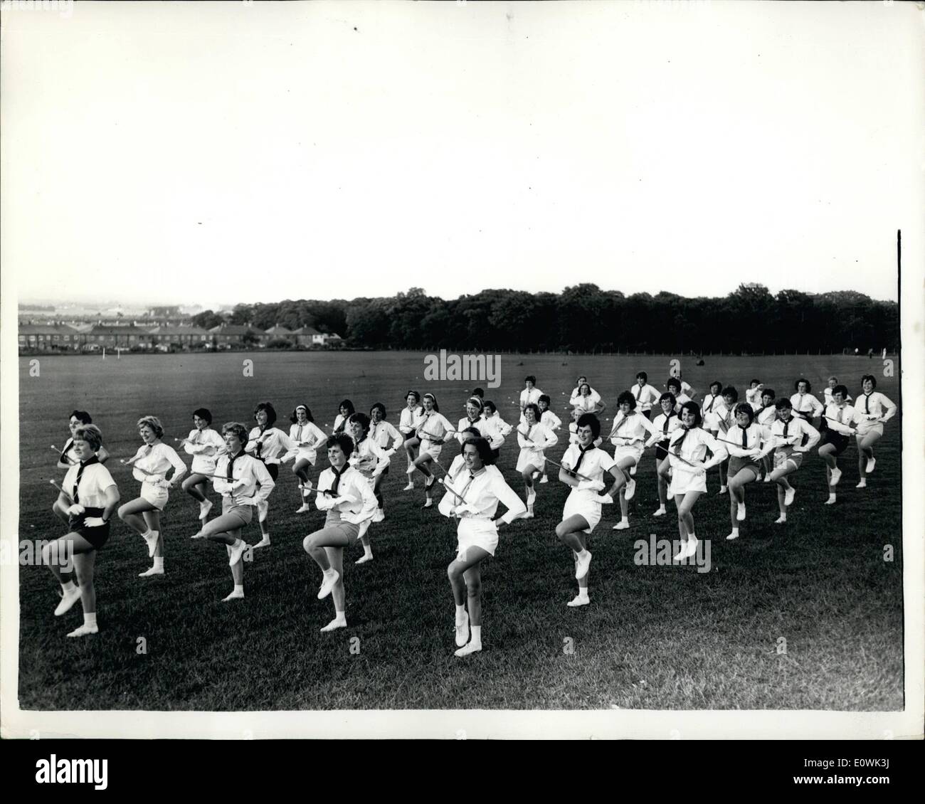 6. Juni 1963 - britische Mädchen lernen amerikanischen Drill: The Girl Guides und Sea Ranger von Hillingdon, Middx, Bezirk werden in amerikanischen Stil Drum Majorette Bohrer geschult und Etalagen verschiedene Feste und Festspiele geben wird. Es ist Russ Hardy. Das Foto zeigt die Mädchen, während es Trainings von Sally Puleston angeführt. Stockfoto