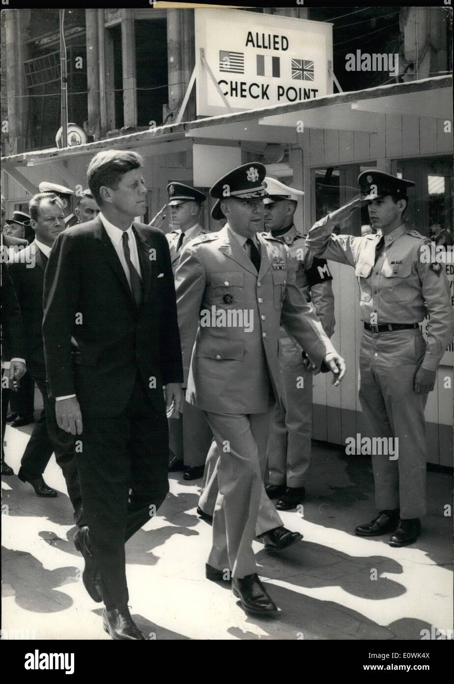 6. Juni 1963 - Kennedy besucht West-Berlins: am letzten Tag seines Besuchs in Deutschland hatte der Präsident der Vereinigten Staaten Kennedy 7 Stunden-Besuch in Berlin. Bild zeigt Kennedy zusammen mit US-General Hartel, auf dem Weg in die weiße Linie am Check Point Charlie. Berlin die beiden Bürgermeister Brandt. Stockfoto