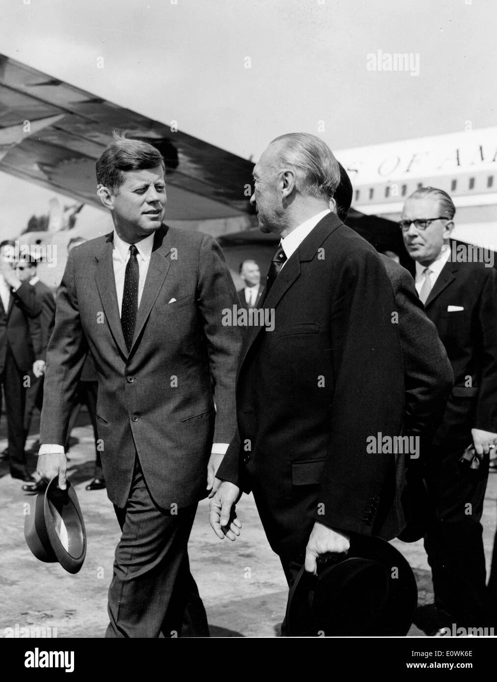 Dr. Konrad Adenauer erhält Präsident John F. Kennedy Stockfoto