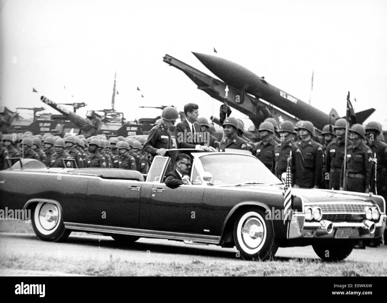 Präsident Kennedy fährt vorbei 15000 Soldaten Stockfoto