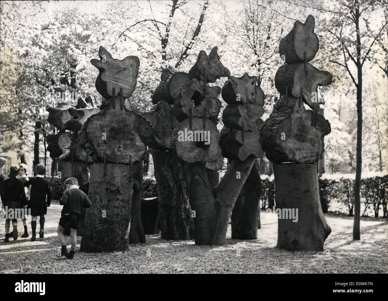 4. April 1963 - Young Skulptur jährliche Ausstellung in Paris; Diese phantasmagorische Groupe von Statuen aus Baumstämmen ist seit gestern auf der '' Young Skulptur '' jährliche Ausstellung in den Gärten des Musée Rodin in Paris zu sehen. Stockfoto