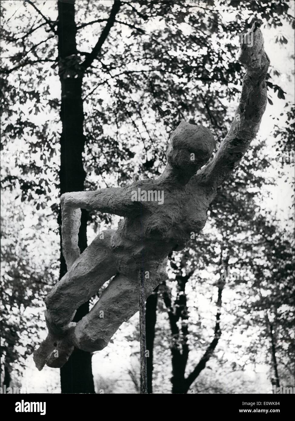 4. April 1963 - Young Skulpturen jährliche Ausstellung in Paris: Diese Statue Schwimmer (Naguse), die in der Luft zu schweben scheint gehört zu den Skulpturen Ausstellung seit gestern auf Young Skulptur jährliche Messe in den Gärten des Musée Rodin in Paris. Stockfoto