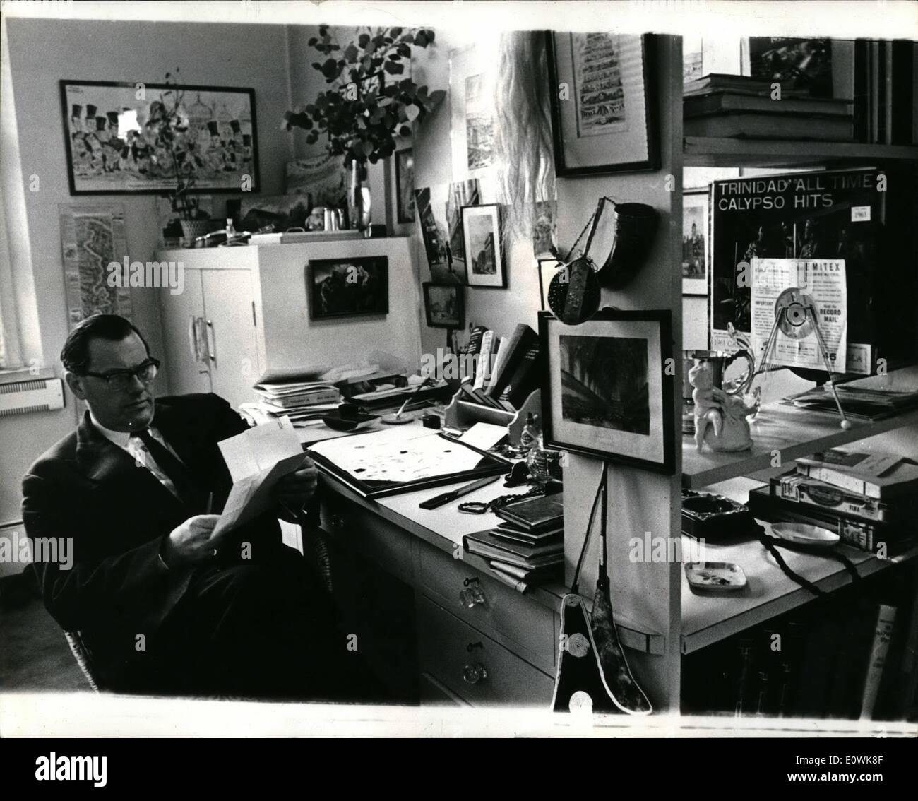 4. April 1963 - Mr Maudling macht seine Hausaufgaben.: Finanzminister Herr Reginald Maudling, die am Mittwoch sein erstes Budget präsentiert viele vorbereitende Arbeiten an seinem Schreibtisch zu Hause in Belgravia getan hat. Die Rezeption und seine Umgebung enthalten viele interessante Trophäen und Souvenirs. Seine Lieblings Platte, eine Calypso - Erinnerung an eine Karibik Urlaub, Trinkhorn, ein Geschenk aus dem Volk der exzerziert in Russland, die Stammesführer fliegen Schneebesen ist ein Souvenir von Mr Maudling Tage als Colonial secretary Stockfoto