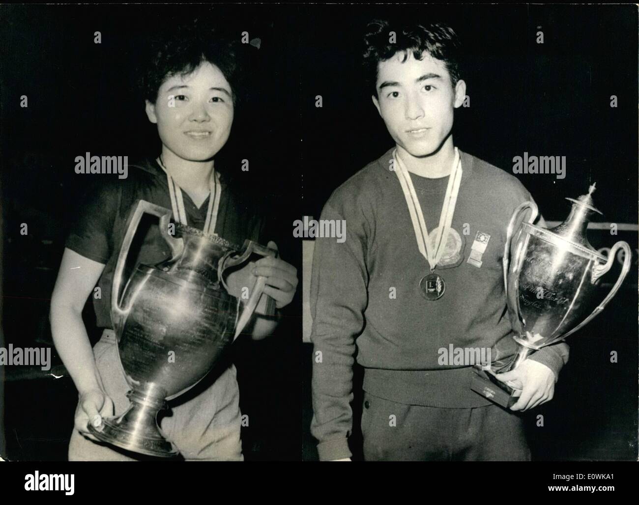 4. April 1963 - aus dem Fernen Osten die Tischtennis-Weltmeister 1963 kommen. Von den 27. Tisch-Tennis-WM, die in Prag am vergangenen Wochenende abgeschlossen haben, alle Titel sind auf die Mitglieder der japanischen und chinesischen Teams gefallen. -- Oder Bild zeigt. der 24-jährige Kimiyo Matsuzaki KIMIYO MATSUZAKI aus Japan und Sieger von den Männern hat er 21 Jahre alte Chung Tse-tung (CHUNG TSE-TUN) aus China geworden. Stockfoto