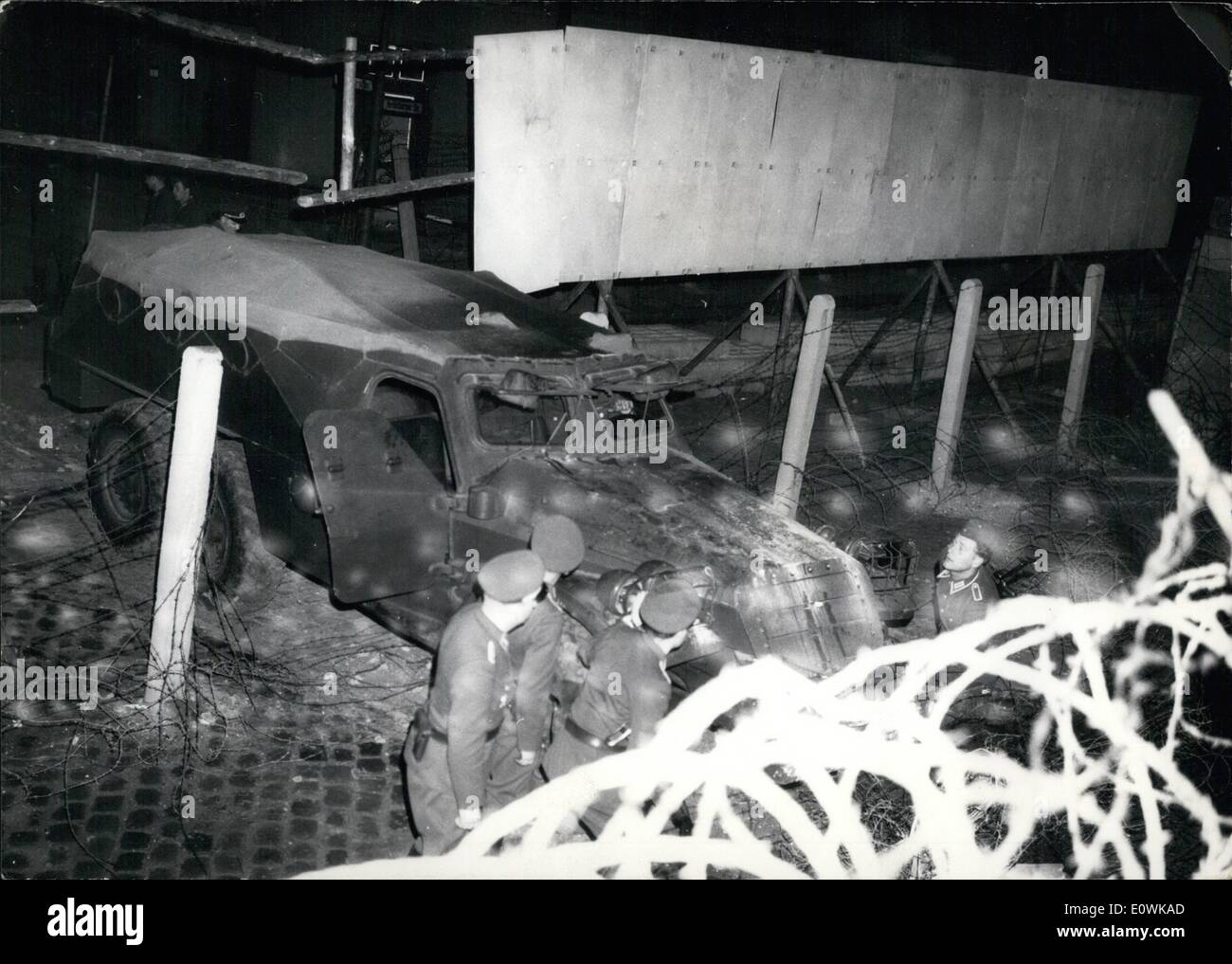 4. April 1963 - Flug in eine Rüstung-Kesselwagen, West-Berlins: In den späten Abend, der am Mittwoch (17,4) ein ehemaliges Mitglied der Stockfoto