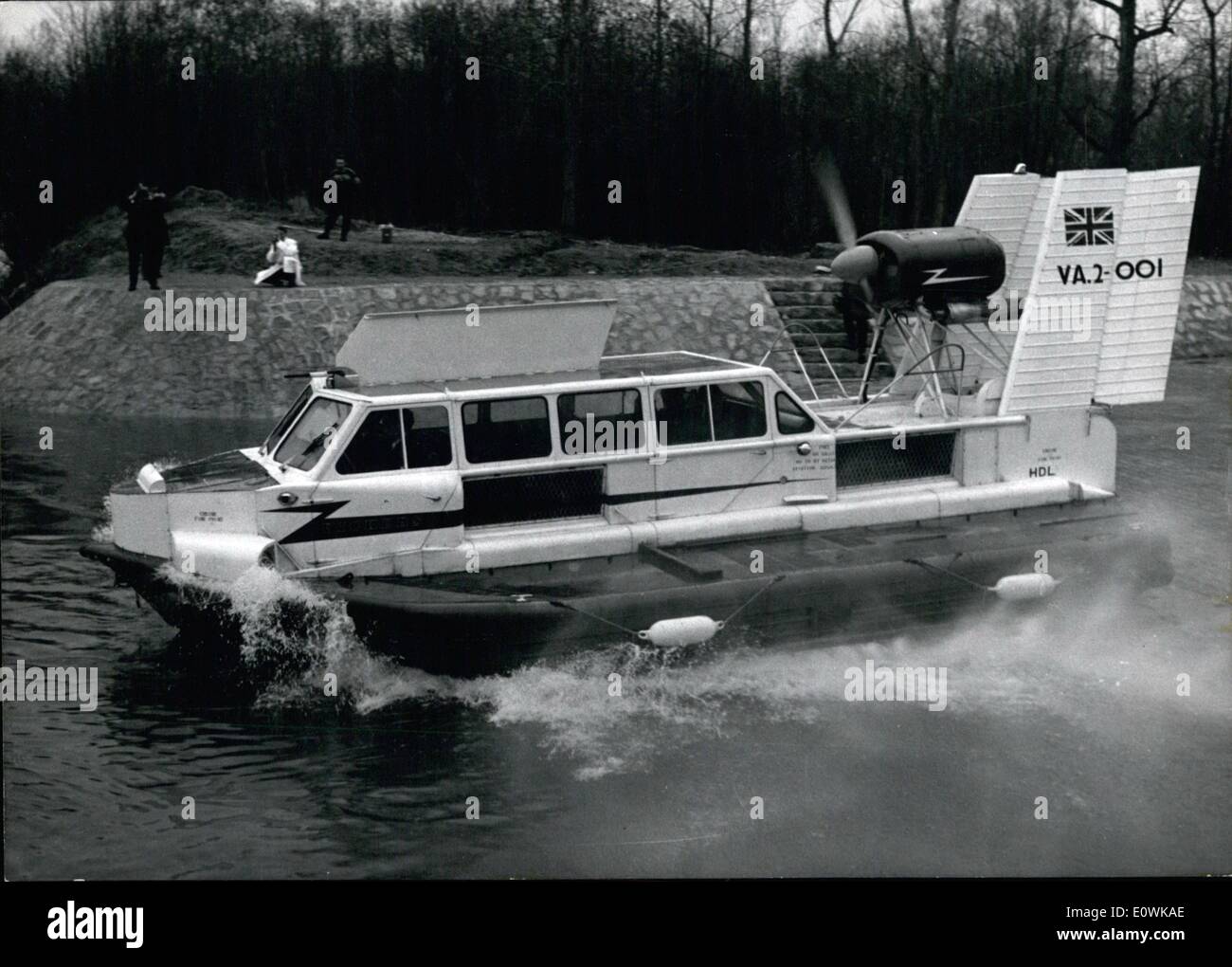 4. April 1963 - zum ersten Mal, auf dem Kontinent und auf einem Fluss eine Vickers Ã ¢ â'¬â €œArmstrong Hovercraft heute (3.4) präsentierte sich in Ingolstadt Bayern am Fluss Donau. 74 km/h Geschwindigkeit begrenzen 110 km/h. Der Preis für das Hovercraft ist £55.000. Keystone-Bild 04.03.63 Stockfoto