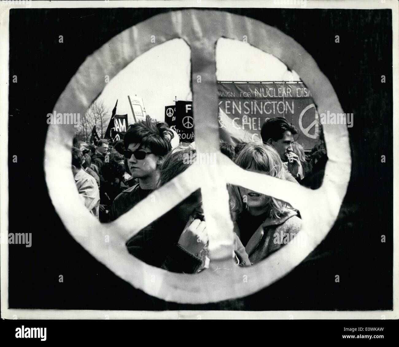 4. April 1963 - 14.000 verbinden die größten März: die größte Anzahl von Ban the Bomb Demonstranten aus Aldermaston, Berks geschüttet. gestern, um ihre 50-Meile zu Fuß nach London starten. Mehr als 14.000 Personen bildeten eine drei-Meile-langen Spalte. Foto zeigt: Demonstranten in Aldermaston umrahmt von ihren eigenen Symbol. Stockfoto