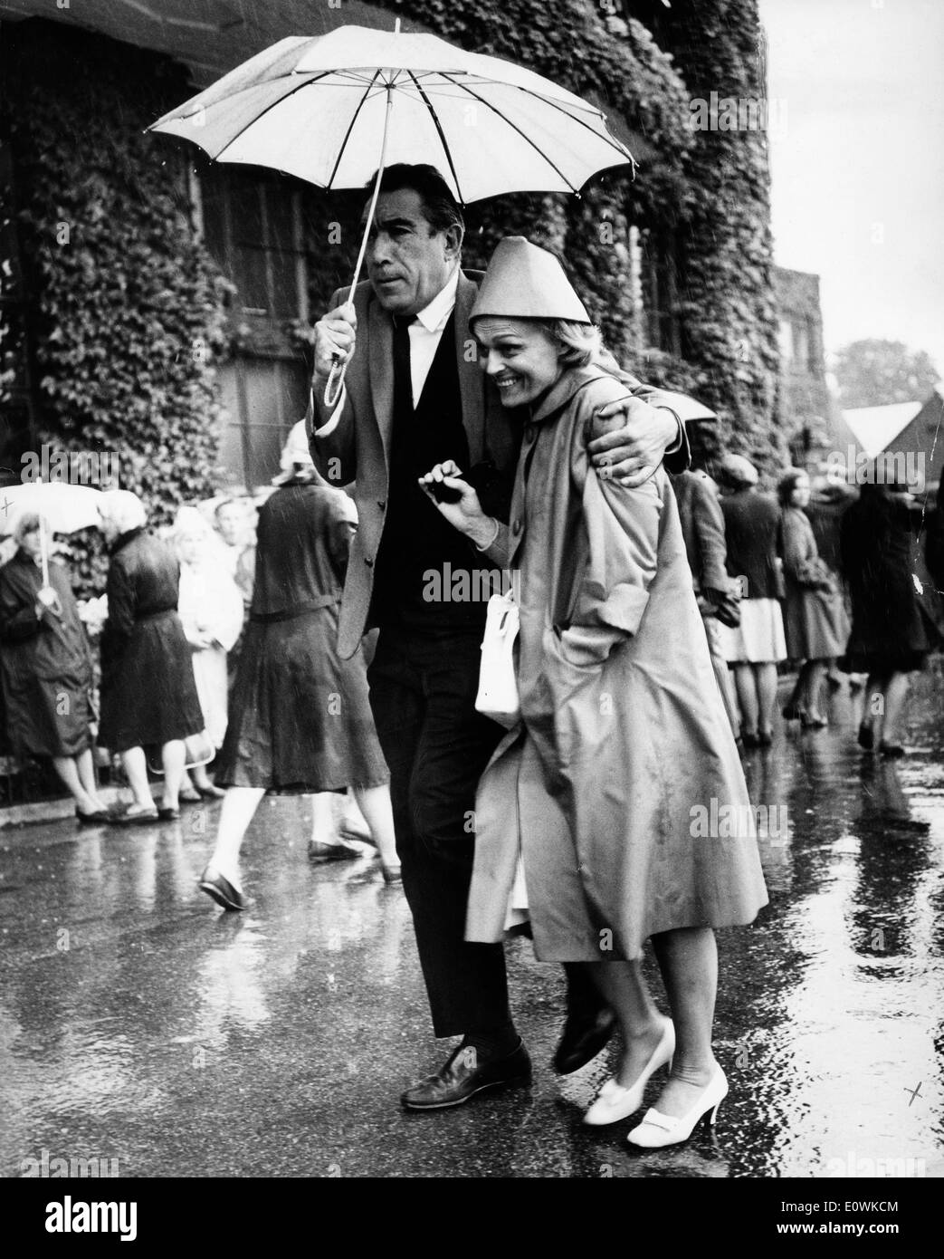 Schauspieler Anthony Quinn und Ehefrau Katherine gefangen im Regen Stockfoto