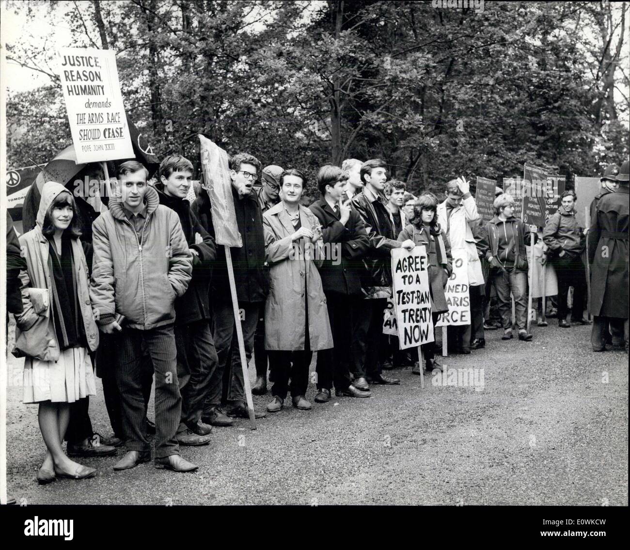 30. Juni 1963 - Verbot die Bomber am Birkenhain: Unterstützer der Kampagne für nukleare Disarnment und den Ausschuss der 100 dies Stockfoto