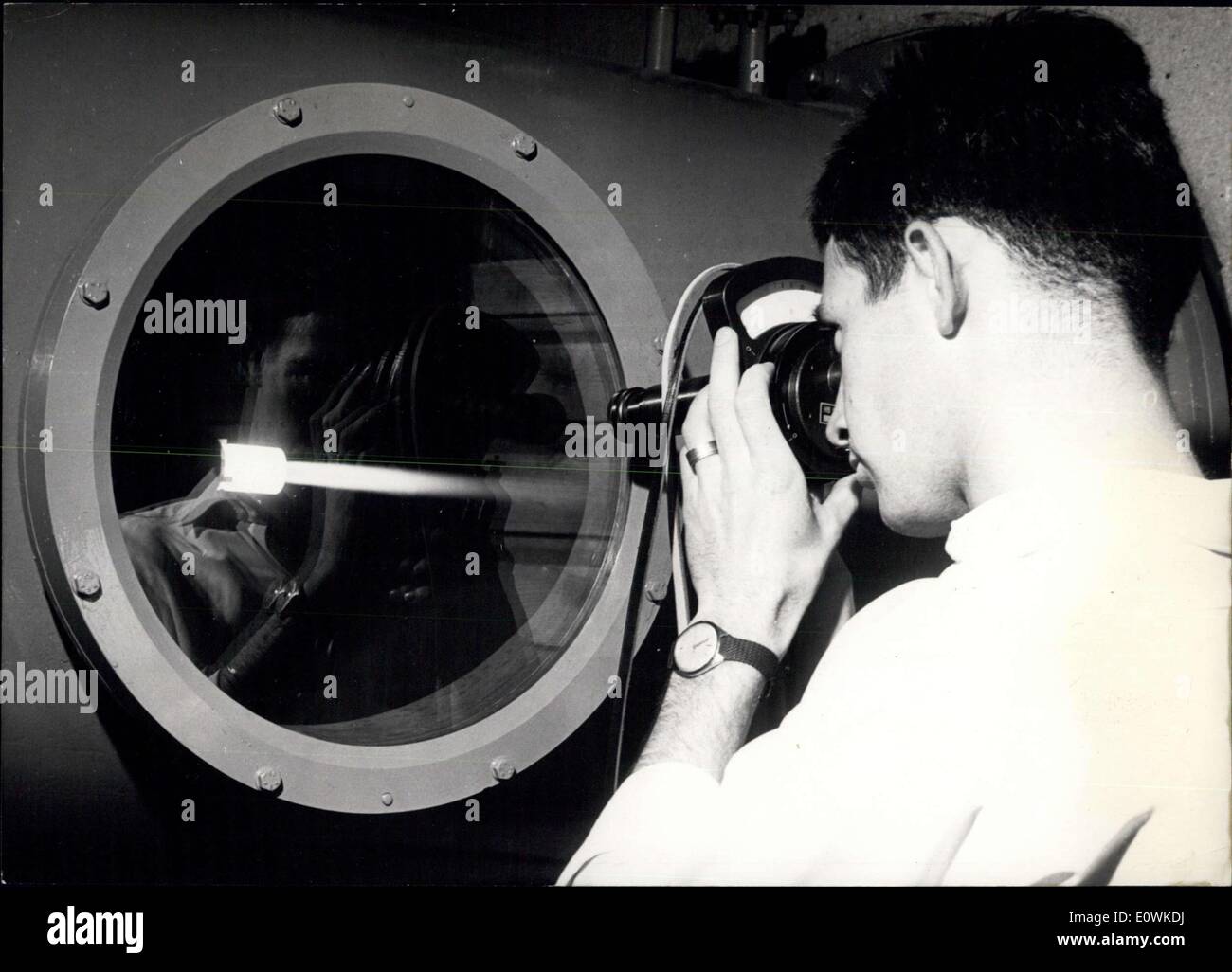3. Juli 1963 - nach einem Jahr bei Research arbeiten Wissenschaftlerinnen und Wissenschaftler des Instituts für Plasmadaynamics mit dem Deutschen Forschungszentrum Stockfoto