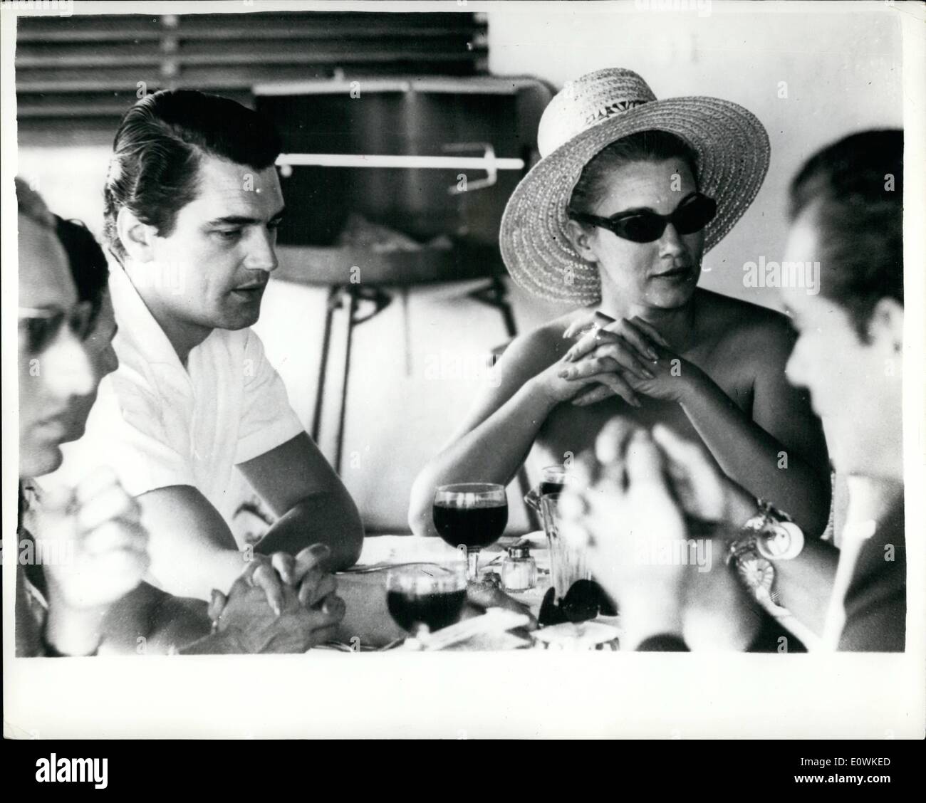 7. Juli 1963 - Edmund Purdom und Linda... Gemeinsam wieder... Man erfuhr, dass Filmstars, die Linda Christian und Edmund Purdom - nach mexikanische Scheidung - wieder verliebt, dass Scheidung heimlich für nichtig erklärt habe - und sind jetzt wieder verheiratet... Ihre Ehe zerbrach, ursprünglich nur wenige Monate nach ihrer Hochzeit im April 1962 - als Linda Purdom "Eifersucht" und "Besitzdenken" beschuldigt... Jetzt sind sie zusammen wieder Urlaub am Tor San Lorenzo (Rom)... Keystone-Fotoshows: - Edmund Purdom und Linda Christian mit Freunden - im Tor San Lorenzo. Stockfoto