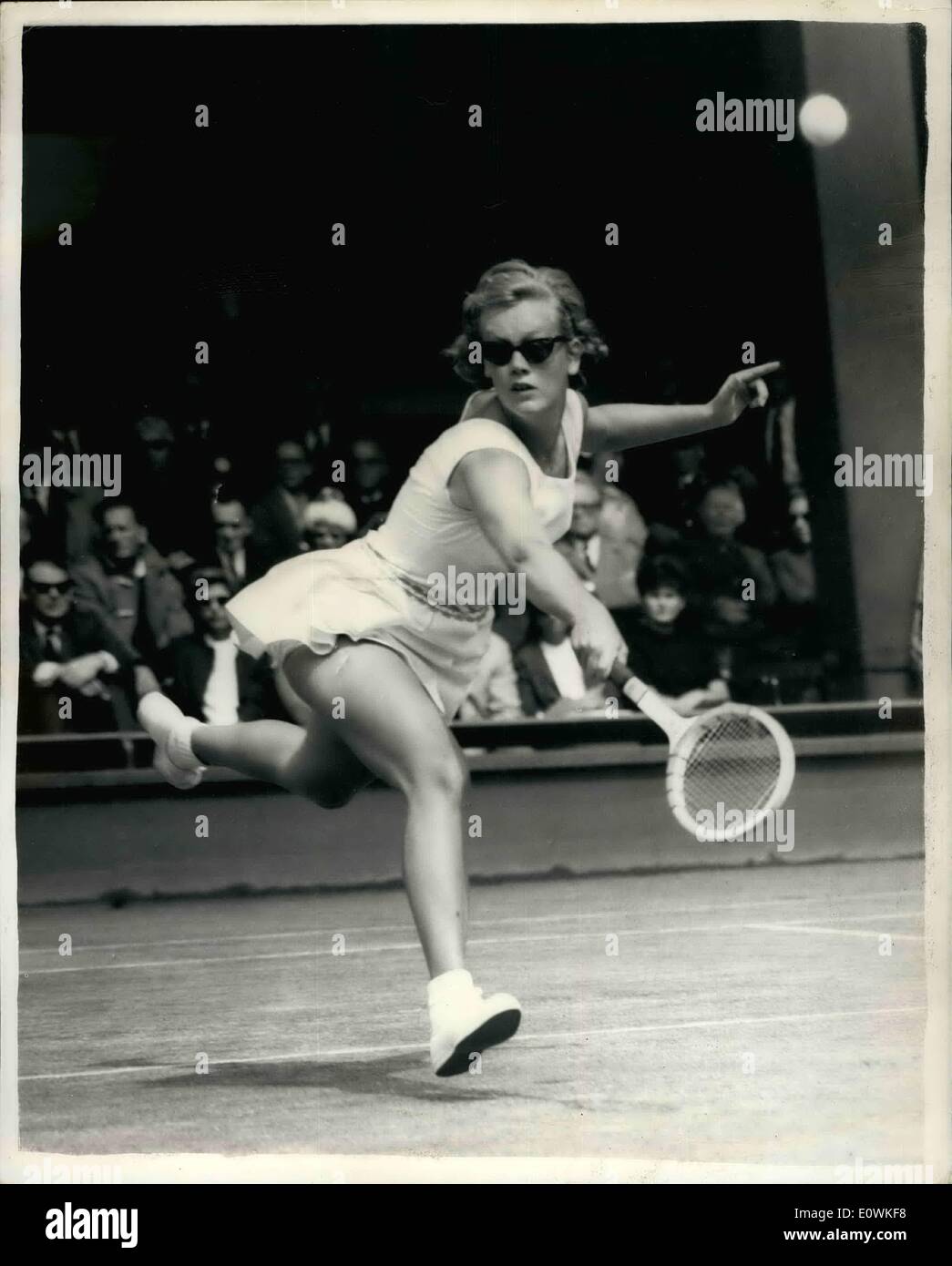 7. Juli 1963 - Wimbledon Tennis: Frau H.G.Fales (U.S.A) im Spiel gegen Frau P.F. Jones (Ann Hayden). Mrs. Jones gewann 6: 4, 6: 1 Stockfoto