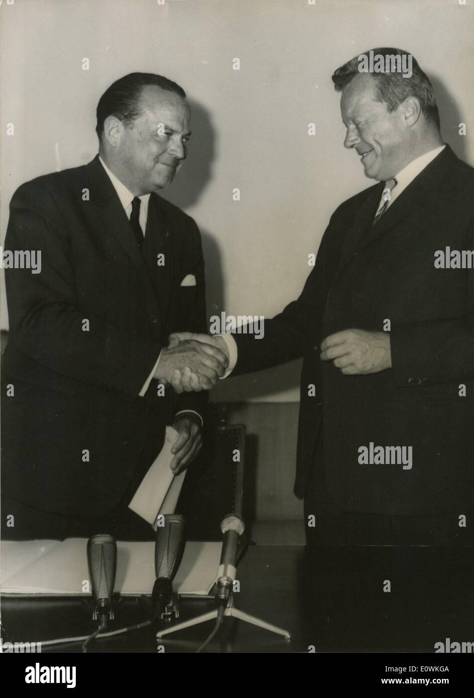 6. April 1963 - Berlin, Deutschland - Botschafter GEORGE MCGHEE (L) und der regierende Bürgermeister von West-Deutschland WILLY BRANDT im Inneren Schoneberger Rathaus. Stockfoto