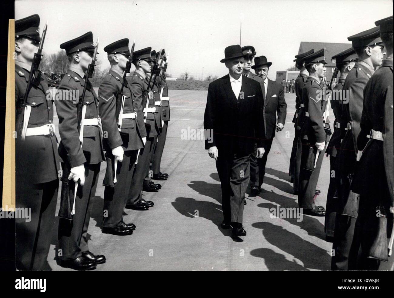 23. April 1963 - Abschied nach Dortmund durch ein Regiment der Königlichen Artillerie. Heute ist der 23. April war eine große Parade in Dortmund auf St. Georges-Day von den Gewehren der 45. Der Royal Artillery Regiment. Die 45. Regiment verabschiedete durch diese Parade für die Bürger der Stadt Dortmund, da das Regiment in Malaya bald stationiert ist. Nach der großen parade der Soldaten der 45. Die königliche Artillerie-Regiment gab viele Grüße von Ehre, der Bürgermeister mit Namen Keuning und den Bürgern der Stadt Dortmund. Foto zeigt den Bürgermeister von Dortmund Keuning durch Überprüfung der Soldaten der 45 Stockfoto