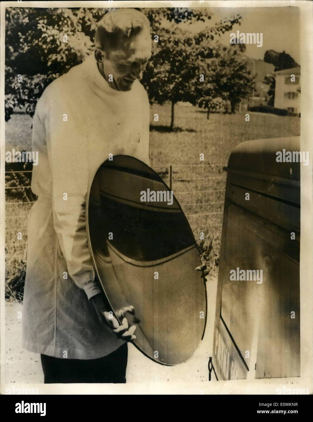 7. Juli 1963 - deutsche '' Todesstrahl '' Wissenschaftler aufgefordert, beenden der Schweiz. Deutsche Wissenschaftler Dr. Hans Ehrhardt hat gebeten, von den Schweizer Behörden die Schweiz verlassen, weil es, dass er durchgeführten Flak behauptet wird '' Tod ray'' Tests - finanzierten Bya fremden macht... Er gilt als der Schweiz im Februar 1961 unter falschem Namen eingegeben haben... Er hatte Erlaubnis gegeben, wurden Prototypen von Muscheln ohne Fällen - zu experimentieren, auf statt dessen er Studien in seinem Haus in der Nähe von Sarnen, auf einem Kurzwellen-Balken -, die er sensationelle Erfindung - in der Lage durchgeführt behauptete, Flugzeuge stürzen. Stockfoto