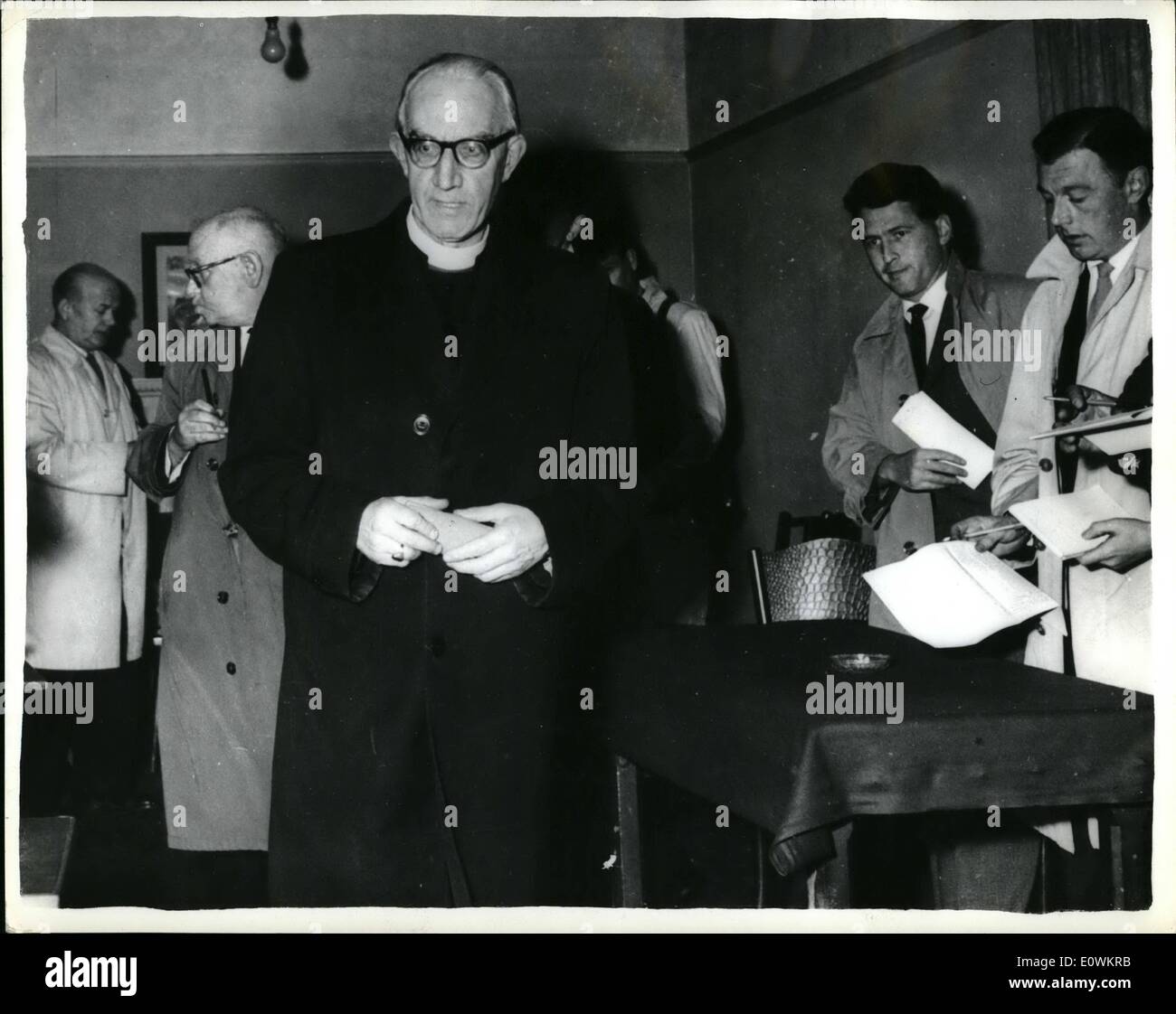 7. Juli 1963 - Aberdeen Prälat entscheidet nicht, seine Haushälterin nach Ultimatum aus dem Vatikan zu entlassen; RT. Pfr. Dr. Francis Walsh, römisch-katholischer Bischof von Aberdeen hat deutlich gemacht, was er nicht die Absicht hatte des Befolgens des Ultimatums aus dem Vatikan - seine Haushälterin ausfallen. Er sagte: "ich bin gekommen, um die Entscheidung, dass ich nicht gegen mein Gewissen handeln und haben zu diesem Zweck meinen Vorgesetzten informiert '' The Bishop auch angegeben, dass er nicht über Rücktritt wird die '' ungerecht eine grausame Bestellung '' gemacht vor drei Monaten, um Frau zu entlassen Stockfoto