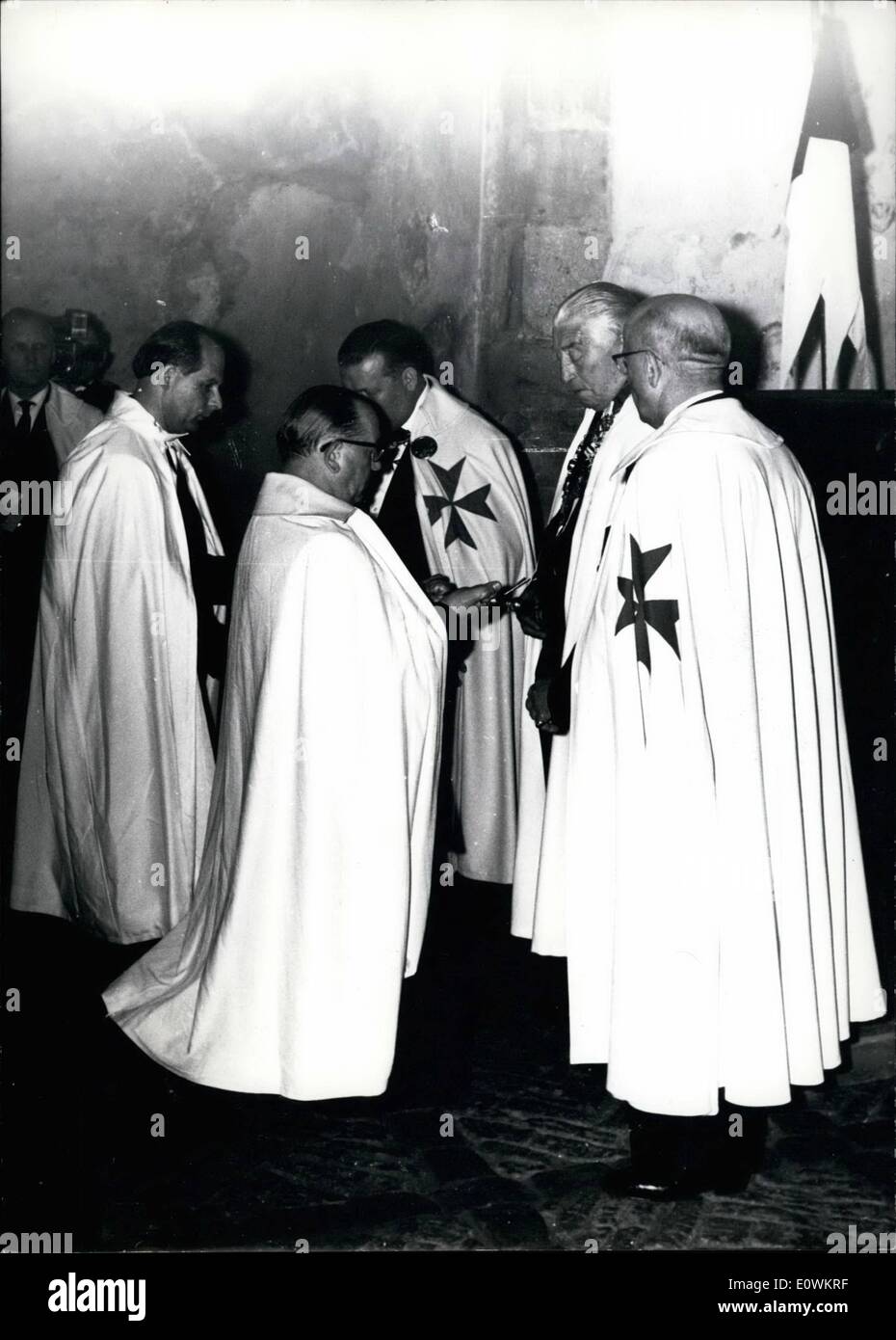 7. Juli 1963 - in Goslar auf 29,6 erstellt der Großmeister des Ordens Tempelherren, Felix Count Luckner, acht Männer ein Ritter. Delegationen aus Österreich, Italien, Indien, Frankreich, Belgien und Liechtenstein nahmen Teil. Der Ritterschlag fand in der Klaus-Kapelle in Goslar, die in den 12 gebaut wurde. Jahrhundert und die nun als ein Bergmann Kapelle verwendet wird. Foto zeigt den Ritterschlag von Graf Luckner (Mitte) Stockfoto