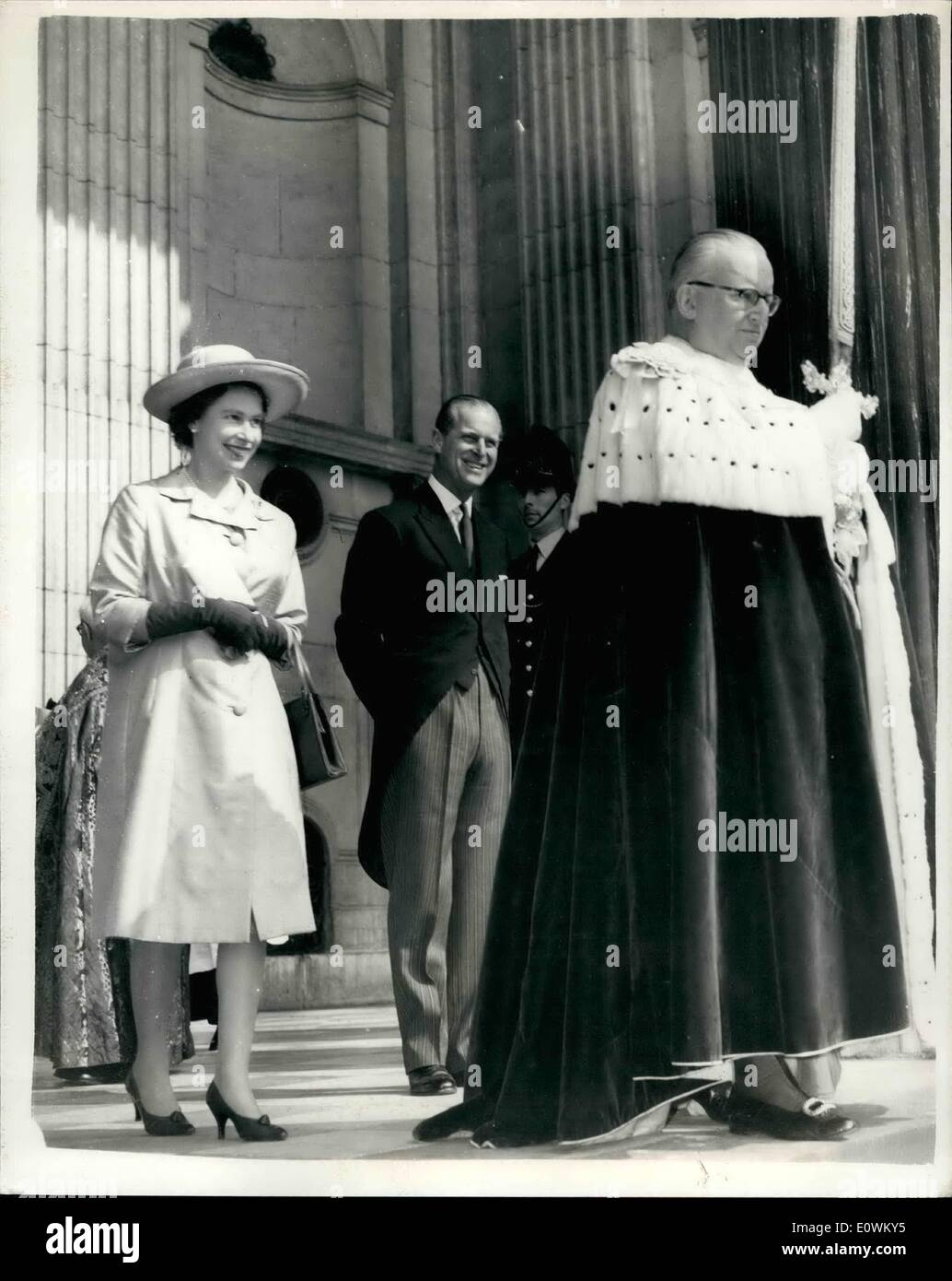 5. Mai 1963 - Königin und des Herzogs an Thanksgiving für Ehe-Service: die Königin und der Duke of Edinburgh besuchte heute einen '' Thanksgiving für Ehe '' Service in St. Pauls-Kathedrale, die das Ende der christlichen Familie Jahr markiert. Foto zeigt, dass der Lord Mayor Sir Ralph Perring der Königin und dem Herzog von Edinburgh nach dem Gottesdienst heute Lächeln. Stockfoto