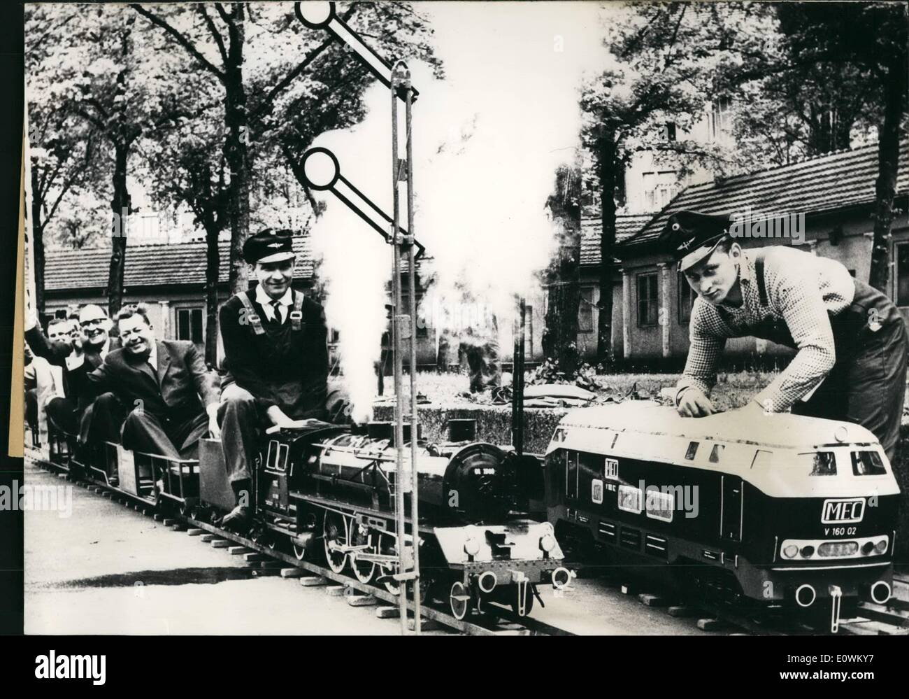 5. Mai 1963 - ein Paradies für Modell-Eisenbahn-Fans... hat in Kassel Deutschland für die Jahrestagung der Gesellschaft der Deutschen Bahn Freunde eingerichtet. Eine Fan-Gruppe aus Essen hat ein Miniatur-Bahn-Linie im Maßstab 1:8 mit kleinen, Motor, Motoren, die 10 Personen auf kleinen Wagen durch den Park des Kasseler Rathauses mitführen können. Stockfoto