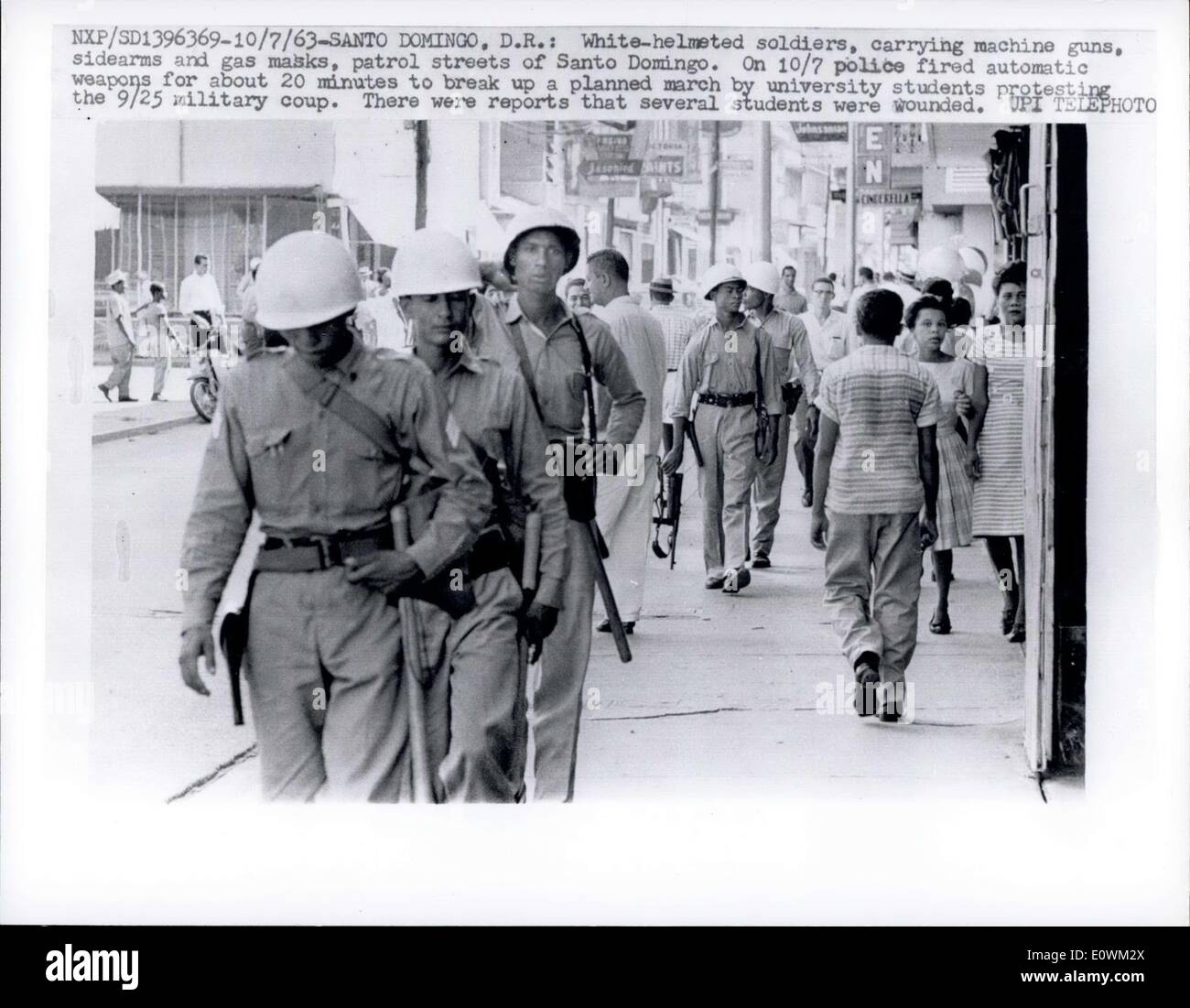 10. Juli 1963 - Santo Domingo. D.r.: White behelmter Soldaten mit Maschinengewehren, Handfeuerwaffen und Gasmasken, patrouillieren Straßen von Santo Domingo. Am 10/7 abgefeuert Polizei automatische Waffen für etwa 20 Minuten um zu brechen, einen geplanten Marsch von Studenten protestieren den Militärputsch 9/25. Es gab Berichte, dass mehrere Schüler verletzt worden Stockfoto