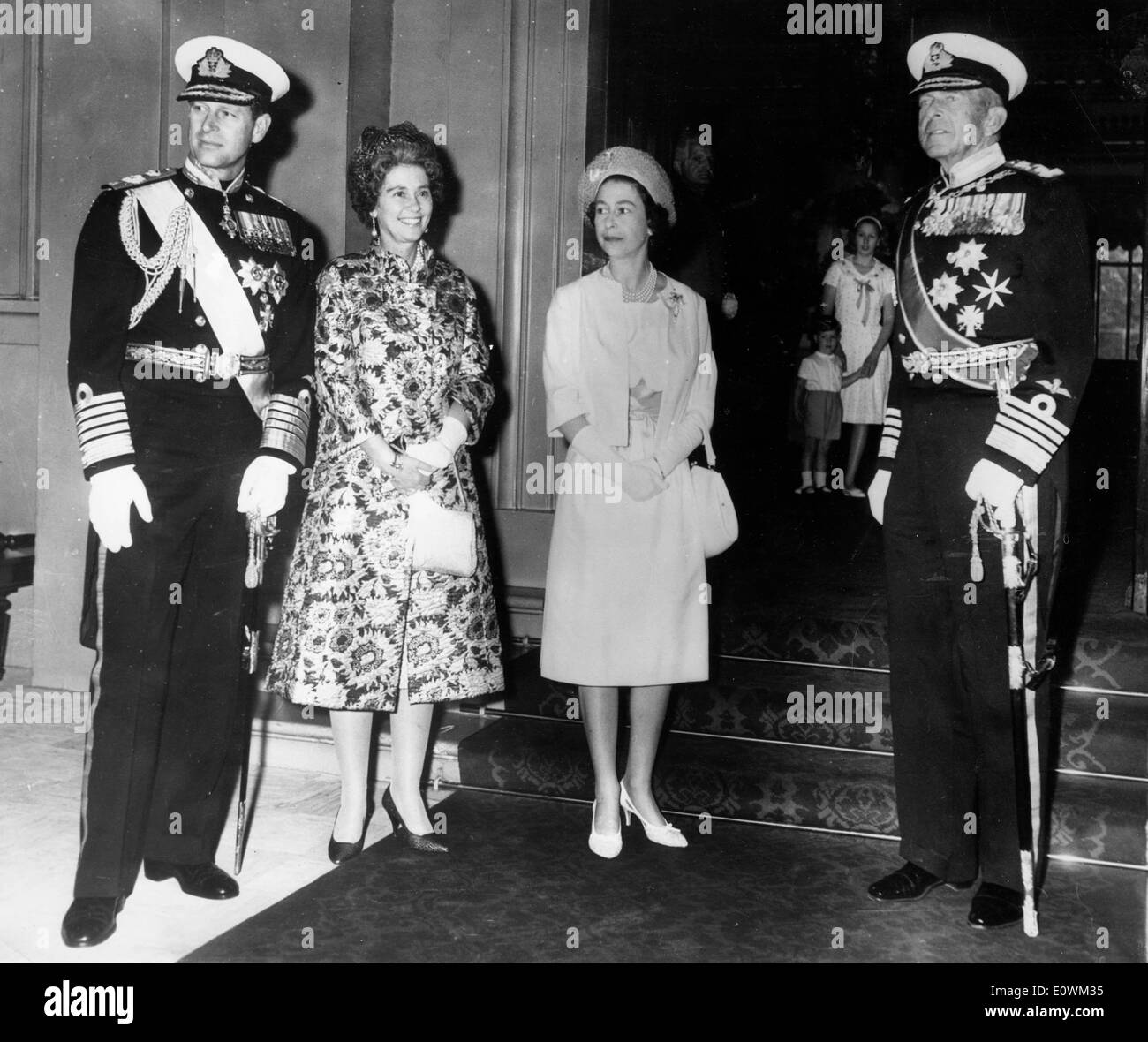 Königin Elizabeth II. begrüßt griechische Könige Stockfoto