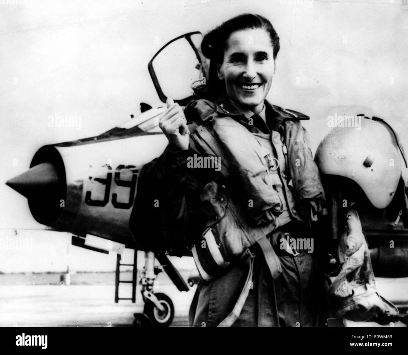 Diana Barnato Walker kurz vor ihrem Flug an R.A.F station Stockfoto