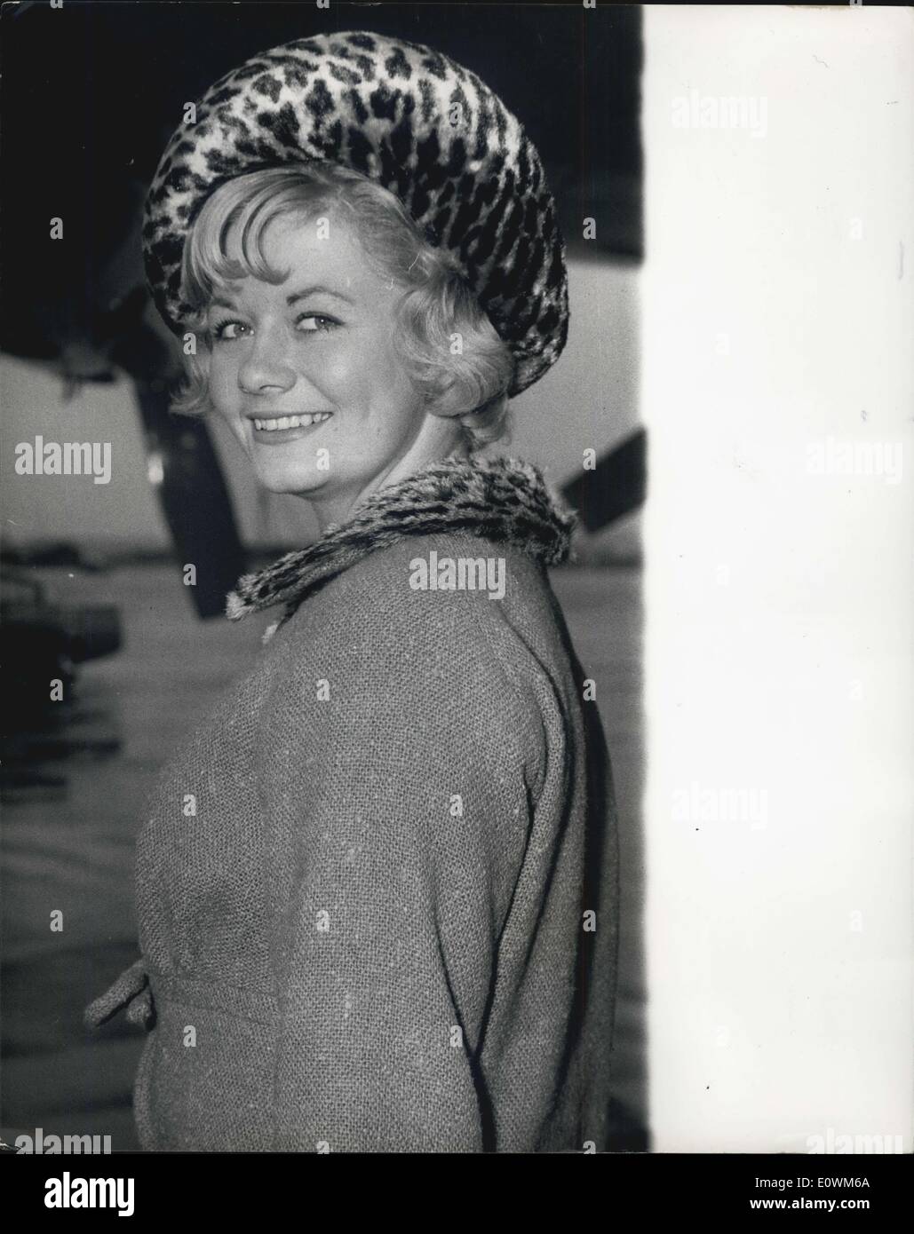 Sep 02, 1963 - Miss Großbritannien kommt nach London: Bringt ein Lächeln in Regen durchnässt London gestern war der neu gewählte "Miss Great Britain" Gillian Taylor der flog aus Glassgow. Gillian Opmes aus Stockport, Cheshire. Stockfoto