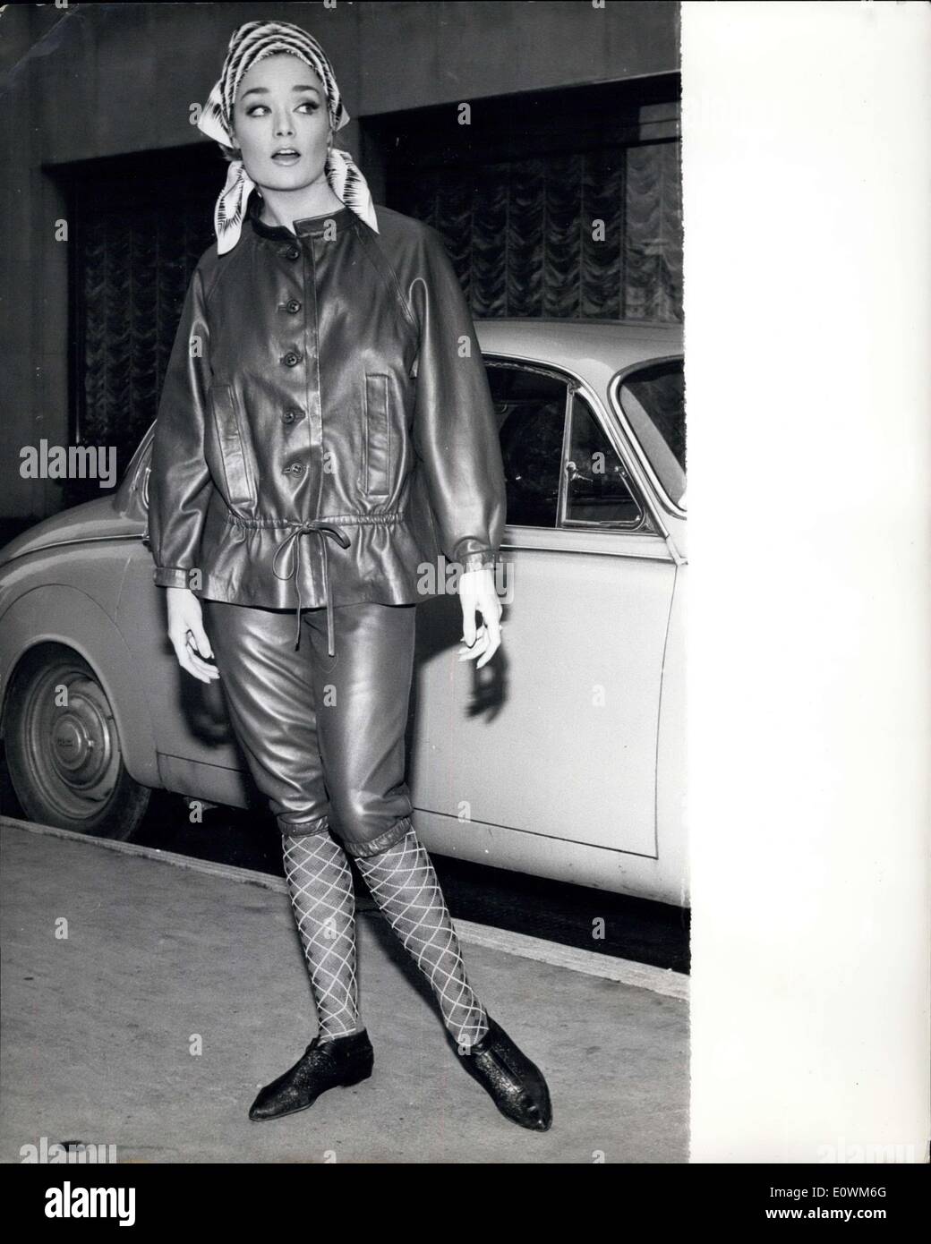 Sep 04, 1963 - Mode In Leder: Ein zeigen der Nina Ricci Kollektion von Mode  in Leder, Elma Sportswear, fand im Westbury Hotel in London statt. Foto  zeigt: Eve Luckette trägt ''