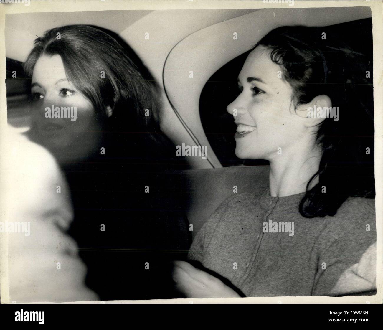6. September 1963 - Christine Keeler verhaftet: Christine Keeler, Paula Hamilton Marshall und ihre Haushälterin Mrs. Oliver Brooker, erschienen heute Morgen vor Gericht in der Marlborough Street wegen Purgery und Verschwörung zur Änderung des Gerichtsverfahrens. Bei ihnen war auch Rudolf Fenton, ein Fahrer. Sie wurden für eine Woche auf Kaution entlassen. Das Bild zeigt: Nach der heutigen Anhörung fahren Christine Keeler und Paula Hamilton Marshall ab. Keelers Kaution betrug 3.000, Marshalls Kaution 2.500. Stockfoto