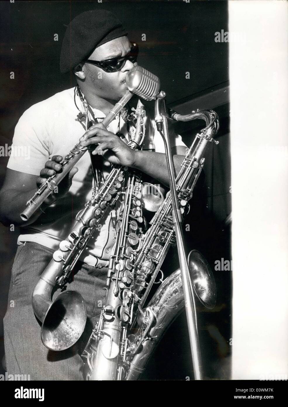 Sept. 09, 1963 - The One-Man-jazz-Band: eine Anreise aus Amerika zu spielen in einem großen jazz Jamboree ist Multi-instrumentalist Roland Kirk, Kirk blinden spielt ein Dutzend Instrumente, und gestern bei den Proben er hatte sechs von ihnen aufgereiht um seinen Hals und spielte zeitweise drei auf einmal. Foto zeigt Roland Kirk, Proben in London gestern trug eine Sonnenbrille und eine schwarze Baskenmütze, die ist Flötenspiel ein, das Mikrofon unter die Nase zu unterstützen und um den Hals hat er (von links nach rechts) eine Manzello, Stritch hausgemachte Pfeifen * unter linken arm() und Tenor Sax. Stockfoto