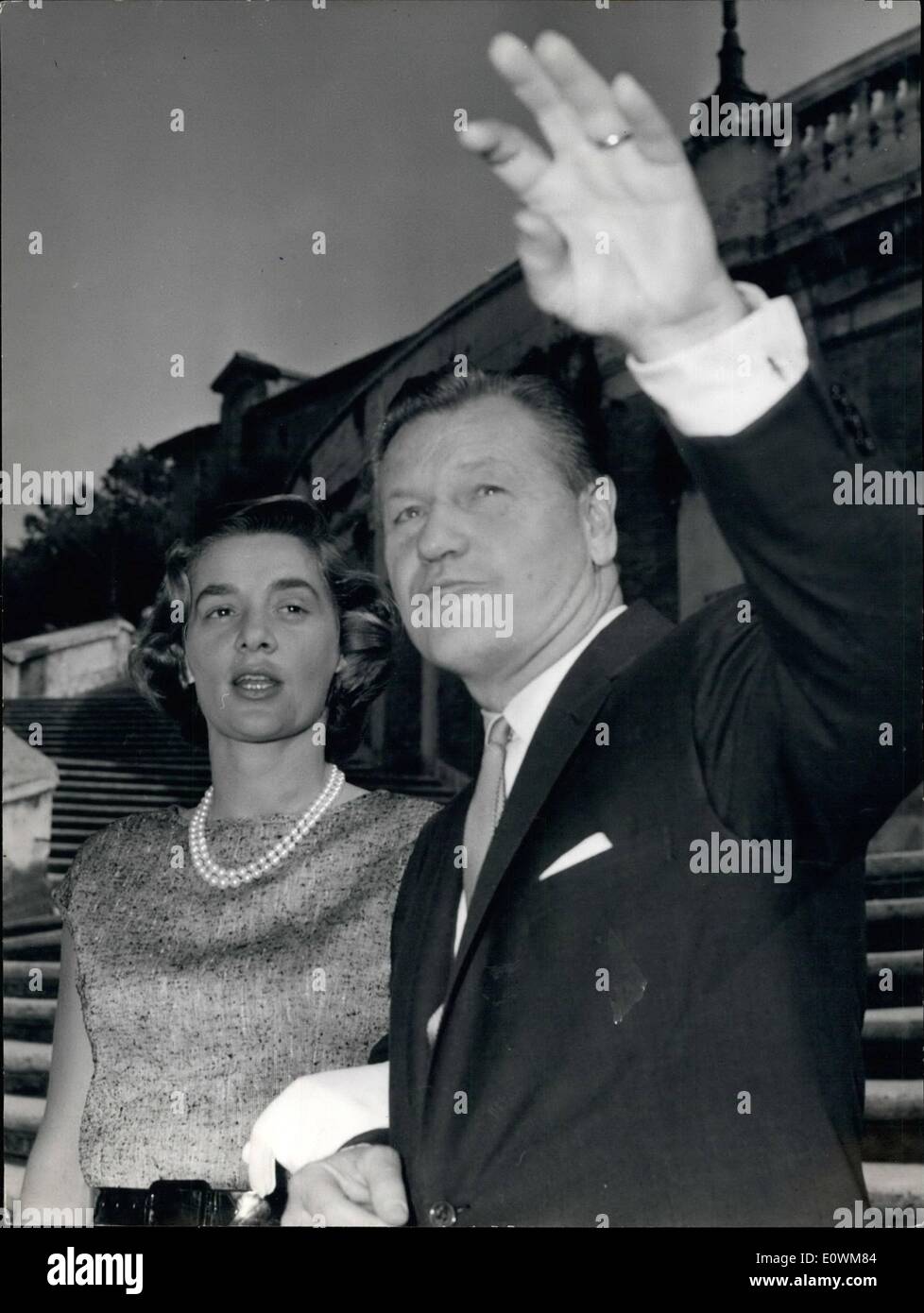 Sept. 09, 1963 - Nelson Rockfeller, Gouverneur von New York, kam in Rom letzte Nacht, auf dem Weg nach London, begleitet mit seiner Frau glücklich. Herr Rockefeller erhalten den Papst Paul VI. Foto zeigt Mr. und Mrs Nelson Rockefeller in der Trinita dei Monti. Stockfoto