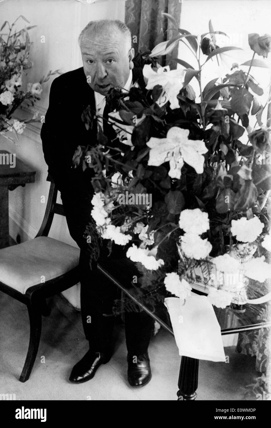 Filmemacher Alfred Hitchcock mit einem großen Blumenstrauß Stockfoto