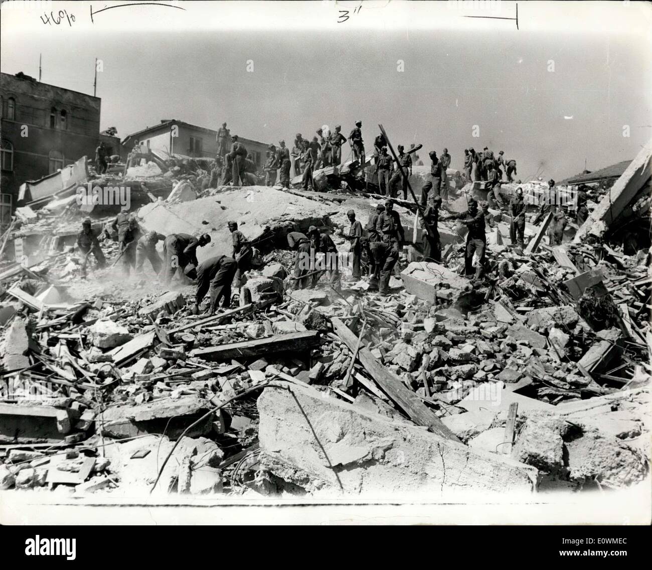 30. Juli 1963 - aufräumen in Skopje. In der mazedonischen Stadt Skopje, die durch ein Erdbeben verwüstet wurde, sind 10.000 Soldaten nach wie vor für Menschen Graben, unter seinen Trümmern eingeklemmt werden kann. Wie für weitere hoffen überleben verschwindet, sind die Soldaten Abriss der Ruinen mit t.n.t. Wird vermutet, dass die Stadt wieder, aber diesmal in einem Gebiet aufgebaut wird, das Risiko von Erdbeben hat. Das Foto zeigt Soldaten arbeiten unter den Ruinen. Stockfoto