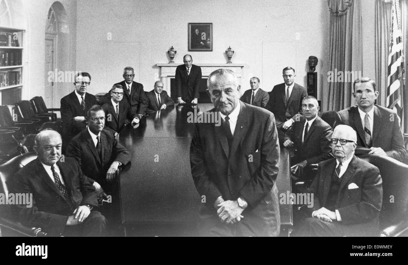 5. August 1963 - Washington, District Of Columbia, USA - LYNDON BAINES JOHNSON (27. August 1908 - 22. Januar 1973) oft als LBJ bezeichnet, war der 36. Präsident der USA (1963-1969) nach seinem Dienst als 37. Vizepräsident der USA (1961-1963). Bild: Präsident und sein Kabinett. Stockfoto