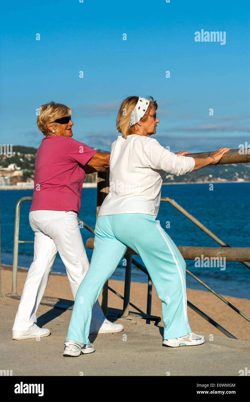 Ältere Frauen dehnen vor dem Joggen. Stockfoto