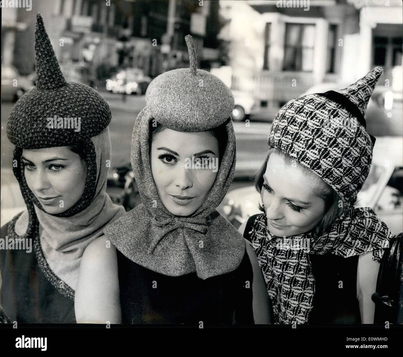 Sept. 09, 1963 - SIMONE MIRMAN Kollektion für Herbst und WINTER 1963. Foto zeigt: (Von links nach rechts) Sandra Russell trägt einen mittelalterlichen Tweed und SANDRA PAUL trägt A BLACK AND WHITE TWEED Mütze. Stockfoto Sept. 09, 1963 - SIMONE MIRMAN Kollektion für Herbst und WINTER 1963. Foto zeigt: (Von links nach rechts) Sandra Russell trägt einen mittelalterlichen Tweed und SANDRA PAUL trägt A BLACK AND WHITE TWEED Mütze. Stockfoto