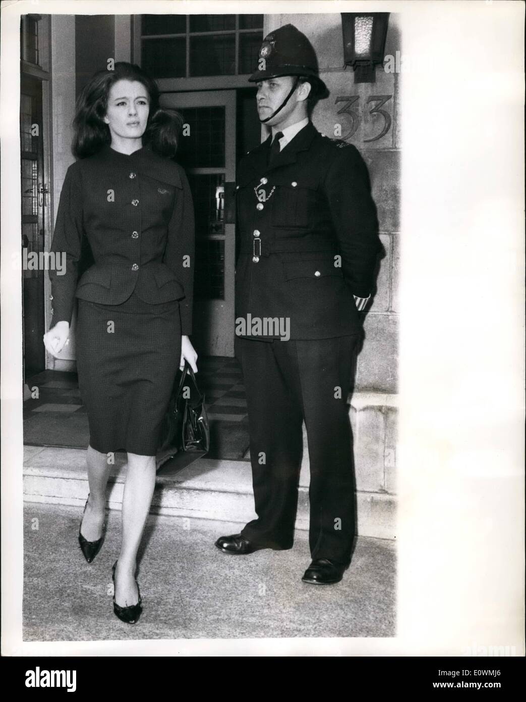 Sept. 09, 1963 - Christine Keeler geht an Court Again: Christine Keelr, Haushälterin Olive Brooker und Paula Hamilton-Marshall erschien vor Gericht bei Marlborough Street in Untersuchungshaft, aufgeladen mit Verschwörung zu ändern, natürlich Justiz und Meineid. Foto zeigt Christine Keeler ihr London flach verlässt an Gericht heute Morgen. Stockfoto