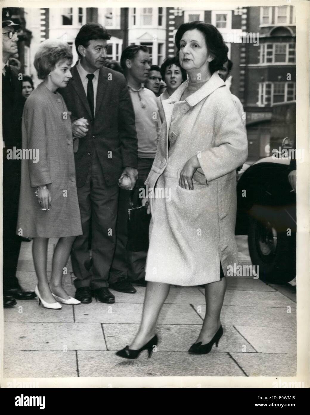 Sept. 09, 1963 - CHRISTINE KEELER erscheint vor Gericht: CHRISTINE KEELER, PAULA HAMILTON MARSHALL und ihre Haushälterin Mrs OLIVE BROOKER, erschien vor Gericht in der Galerie-Street heute Morgen unter dem Vorwurf des Purgery und verschworen, den Lauf der Gerechtigkeit zu ändern. Auch war bei ihnen RUDOLF FENTON, einen Treiber. Sie waren für eine Woche auf Kaution Untersuchungshaft. FOTOSHOWS. Nach der heutigen Anhörung, MRS OLIVE BROOKER, die Untersuchungshaft wurde gegen eine Kaution von £750, kommt zurück auf die flache KEELER. Stockfoto