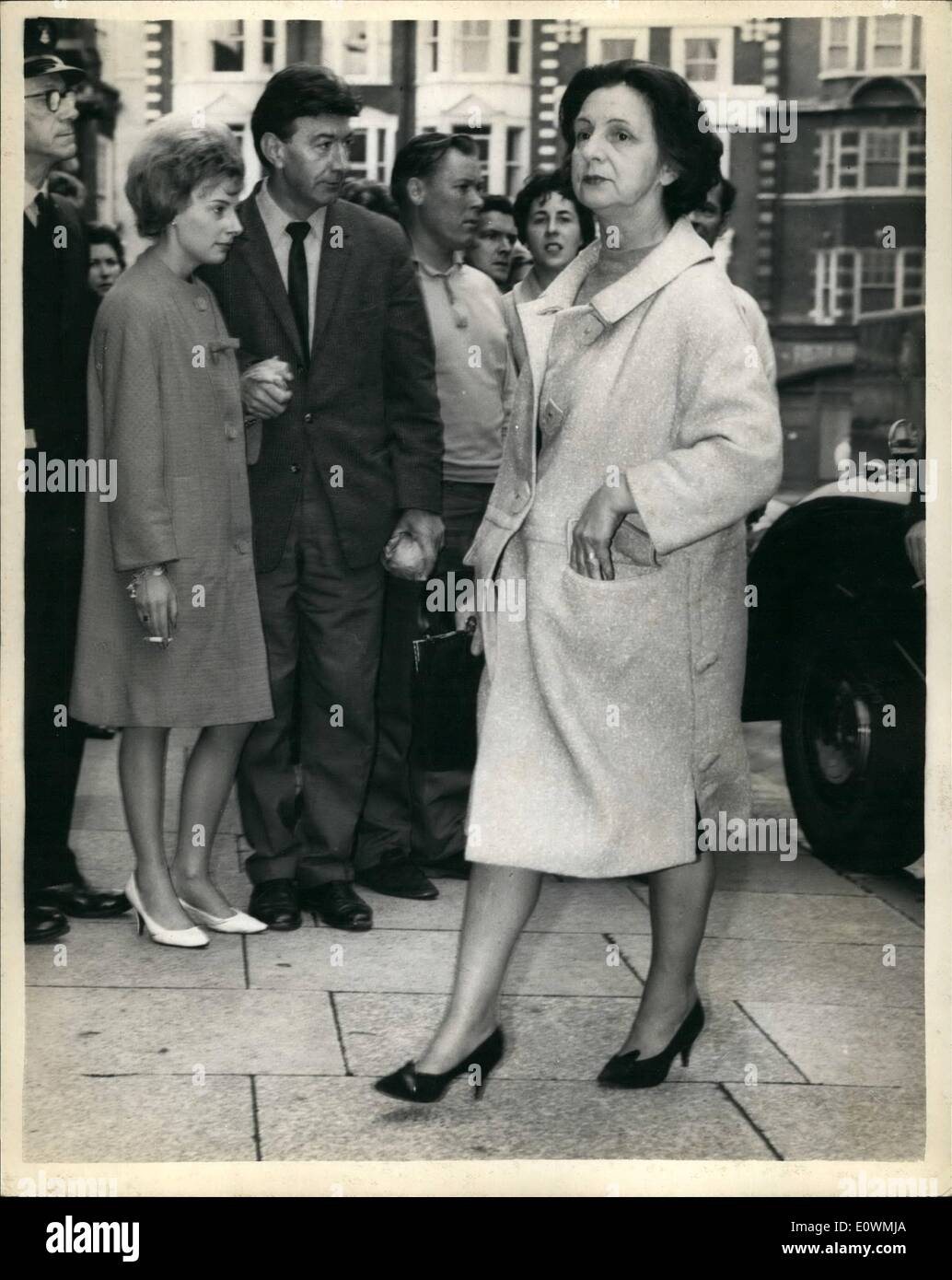 Sept. 09, 1963 - Chirstine Keeler erscheint vor Gericht. : Christine Keeler, Paula Hamilton Marshall und ihre Haushälterin Mrs Olive Stockfoto