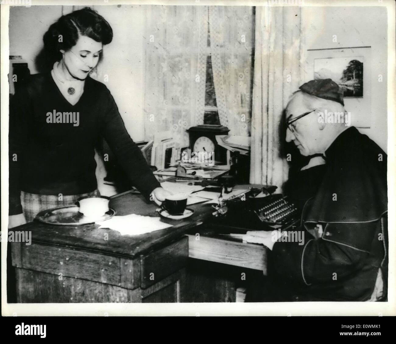 Sept. 09, 1963 - der Bischof, der trotzte den Vatikan - tritt zurück; Dr. Francis Walsh - sechzig Jahre alten römisch-katholischer Bischof von Sberdeen, die im Juli zu einer Vatikanischen Anordnung aussprechen seiner Haushälterin ablehnten zurückgetreten und Apostolischer Administrator wurde für den Diobase ernannt. Foto zeigt Bischof Francis Walsh angehalten an seine Schreibmaschine für einen Nachmittag Tasse Tee überreichte ihm durch seine Haushälterin - Frau Christine Mackenzie. Stockfoto